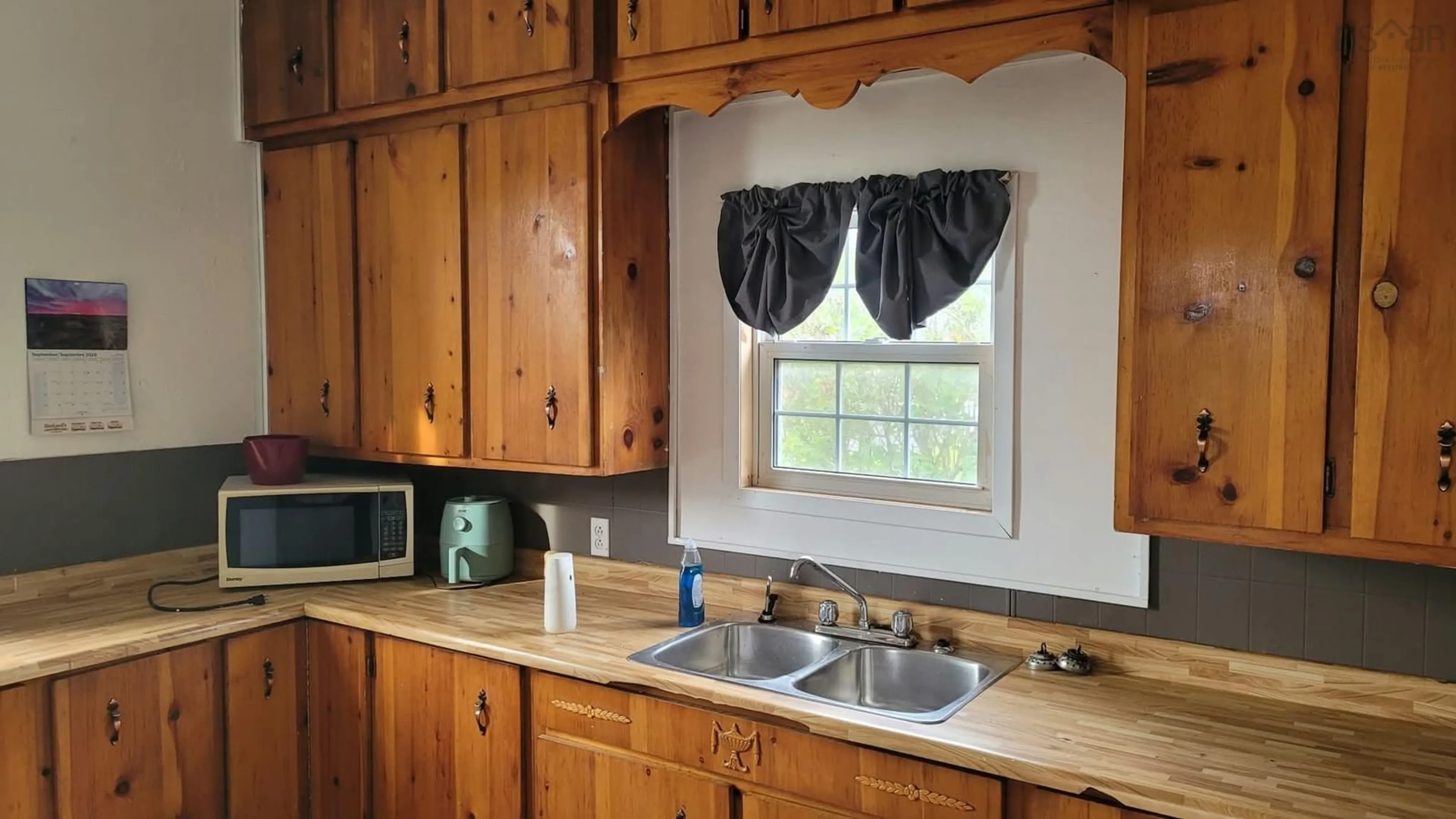Standard kitchen, wood/laminate floor for 416 Arthur Street St, New Waterford Nova Scotia B1H 4H5