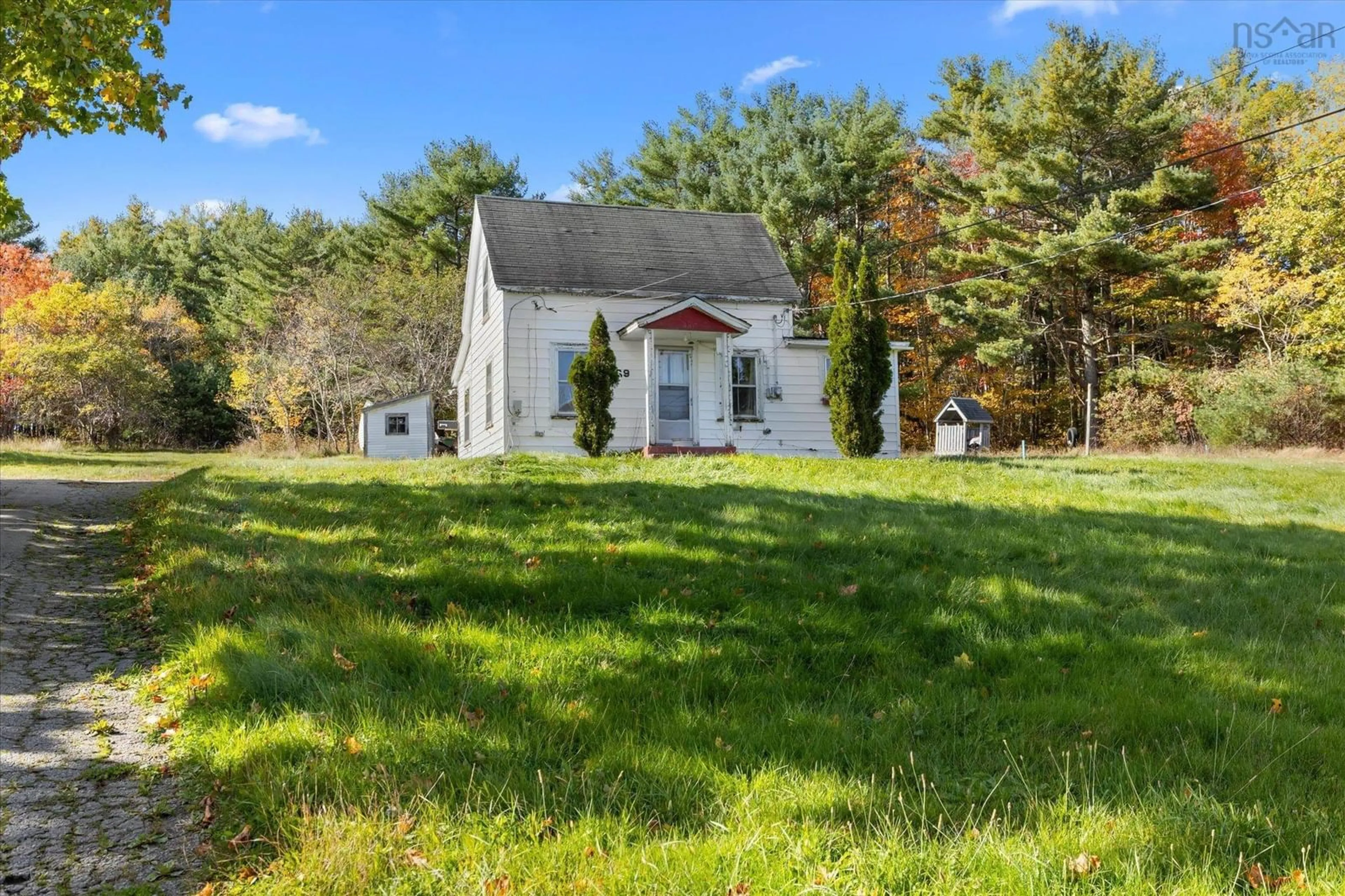 A pic from outside/outdoor area/front of a property/back of a property/a pic from drone, unknown for 1169 King St, Bridgewater Nova Scotia B4V 1C3