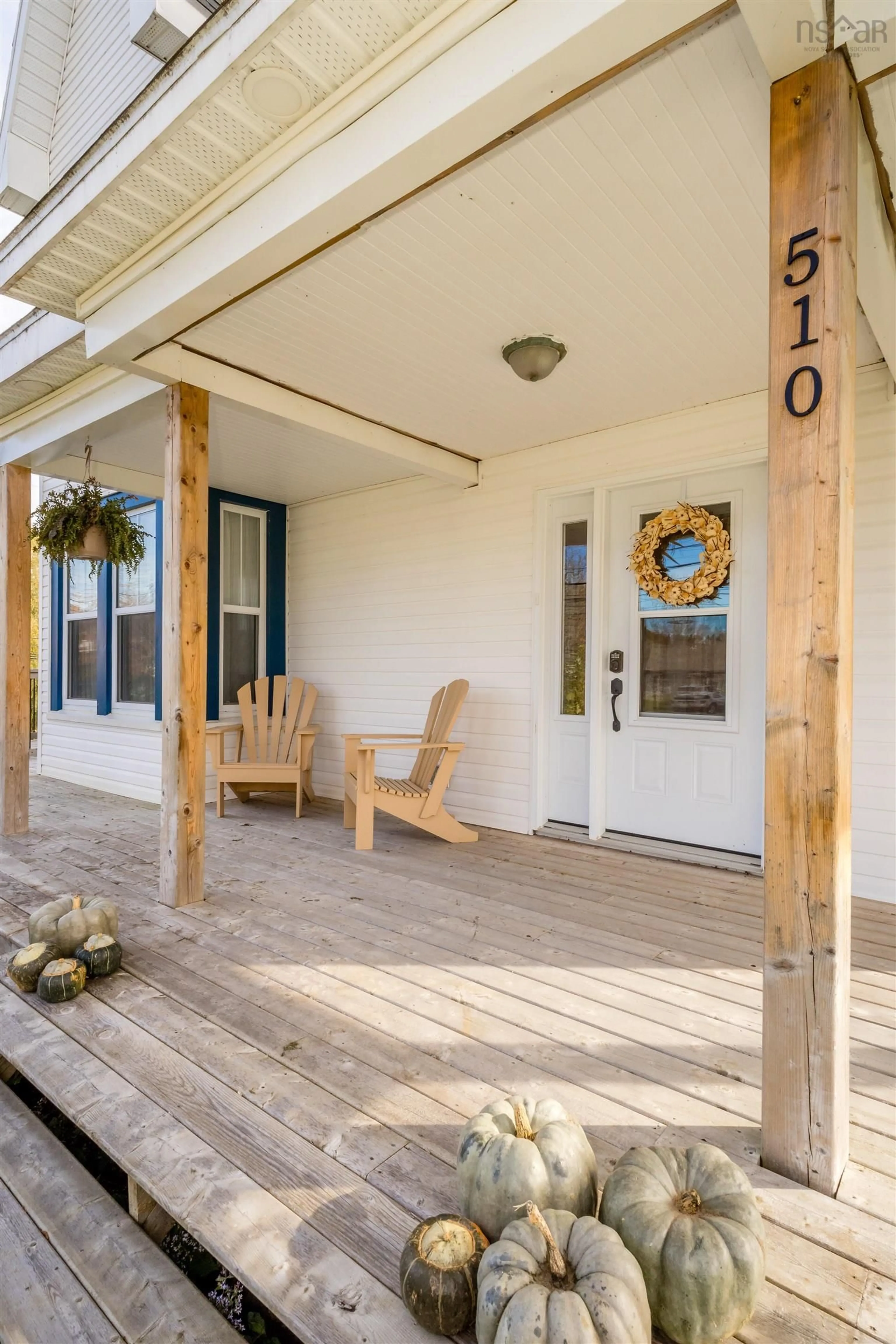 Indoor entryway for 13 Lawrencetown Lane, Lawrencetown Nova Scotia B0S 1M0