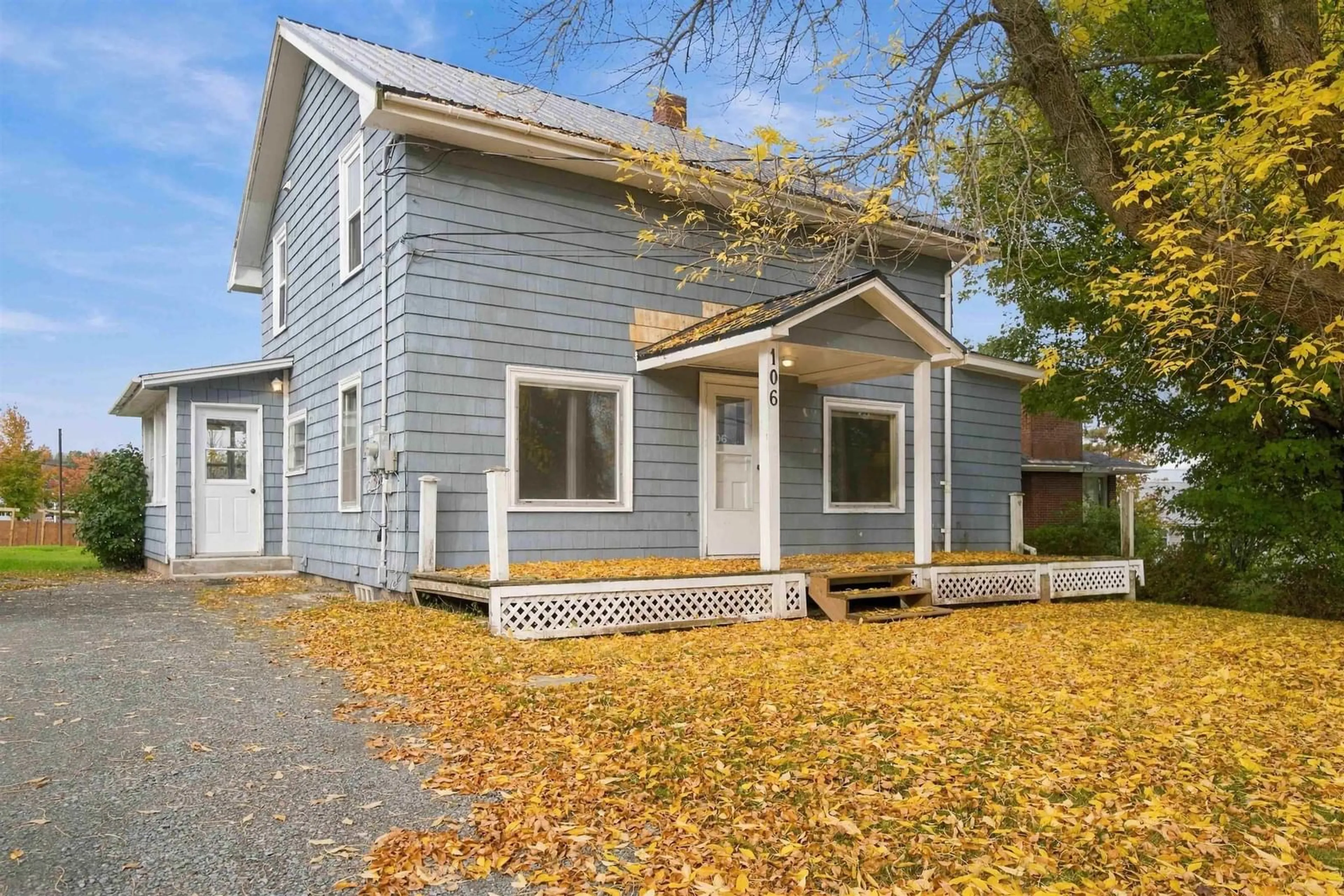 Home with vinyl exterior material, street for 106 Highland Ave, Wolfville Nova Scotia B4P 1Z7