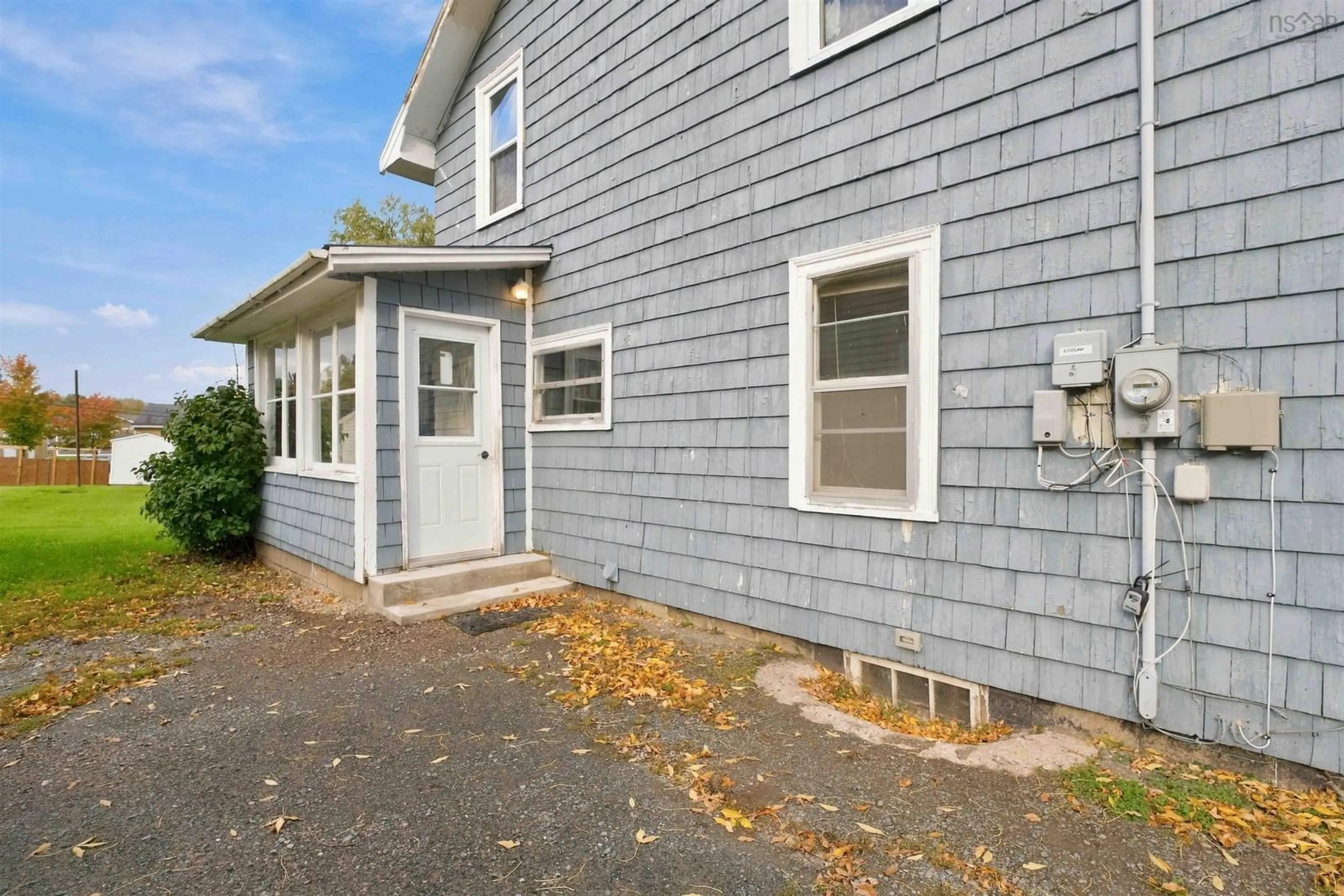 Home with vinyl exterior material, street for 106 Highland Ave, Wolfville Nova Scotia B4P 1Z7