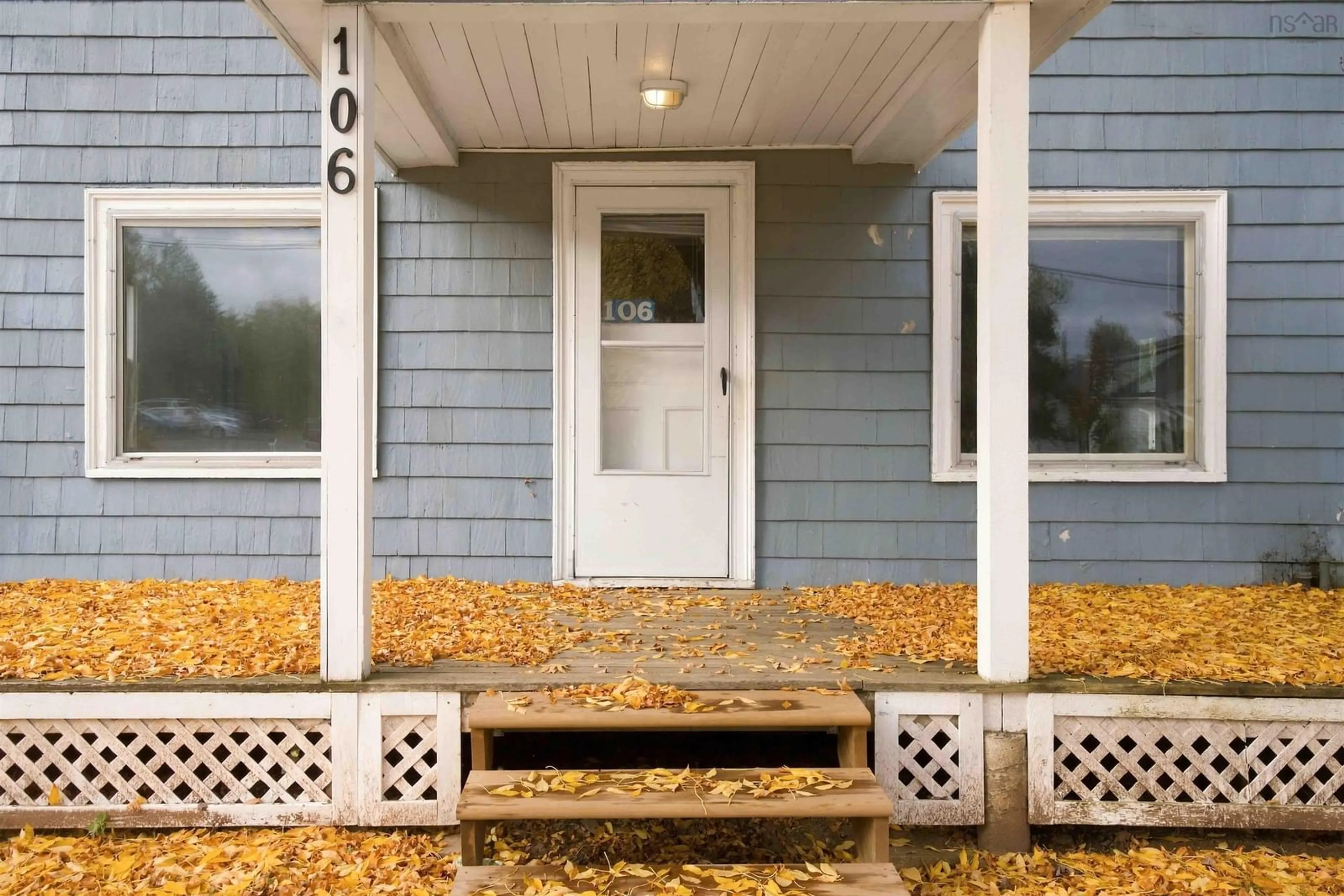 Home with vinyl exterior material, street for 106 Highland Ave, Wolfville Nova Scotia B4P 1Z7