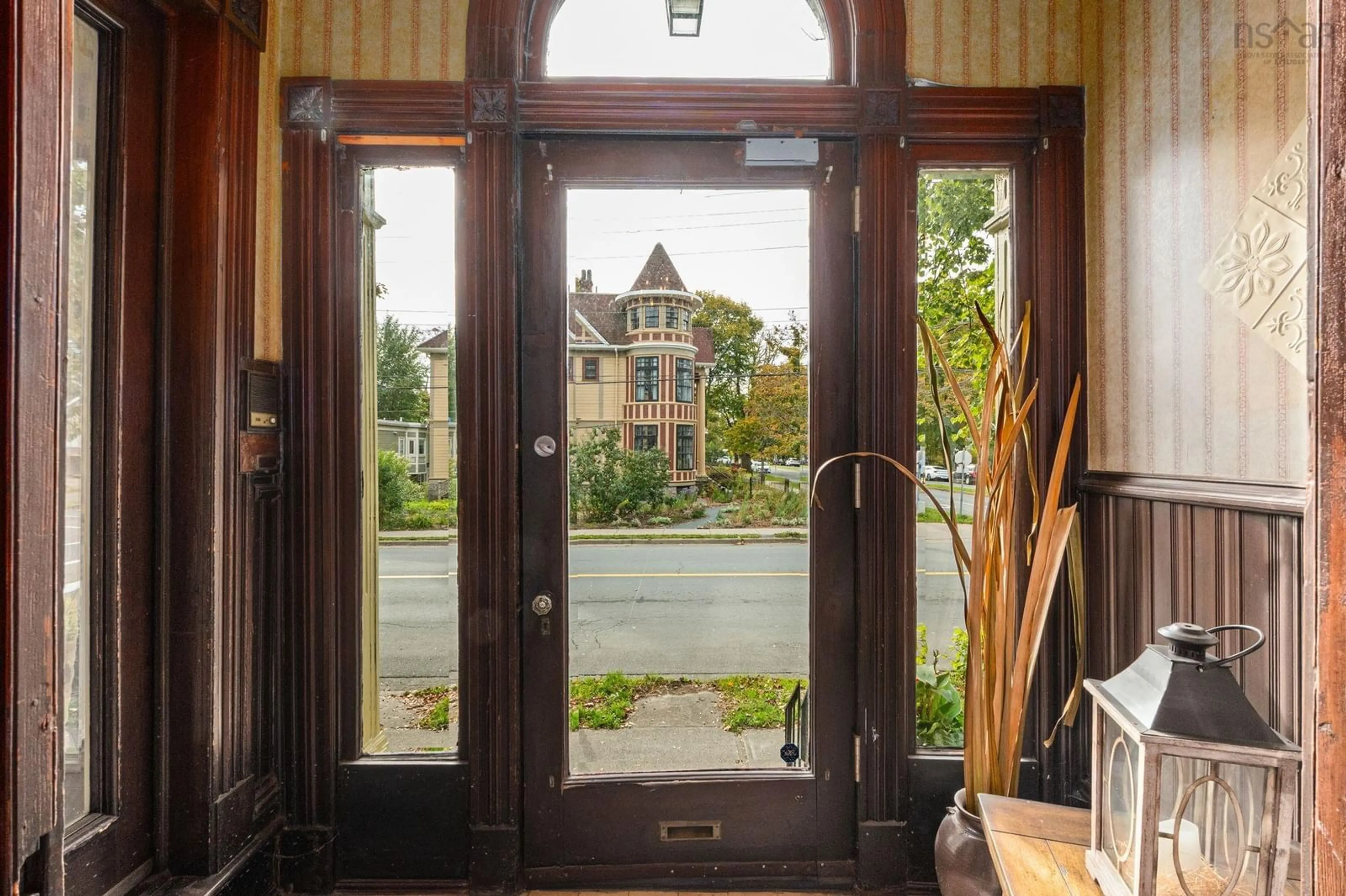 Indoor entryway for 5691 Inglis St, Halifax Peninsula Nova Scotia B3H 1K2