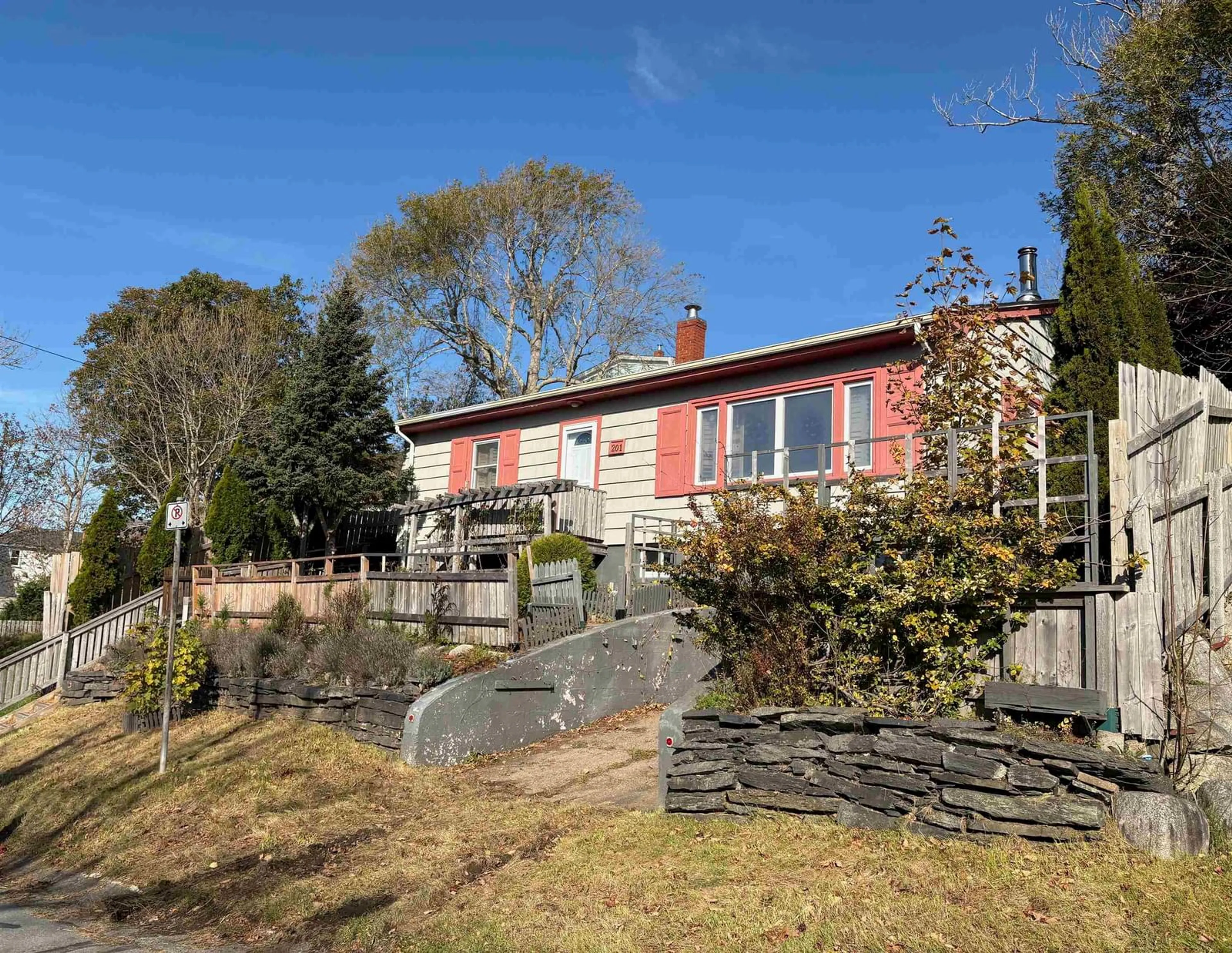 A pic from outside/outdoor area/front of a property/back of a property/a pic from drone, unknown for 201 Montague St, Lunenburg Nova Scotia B0J 2C0