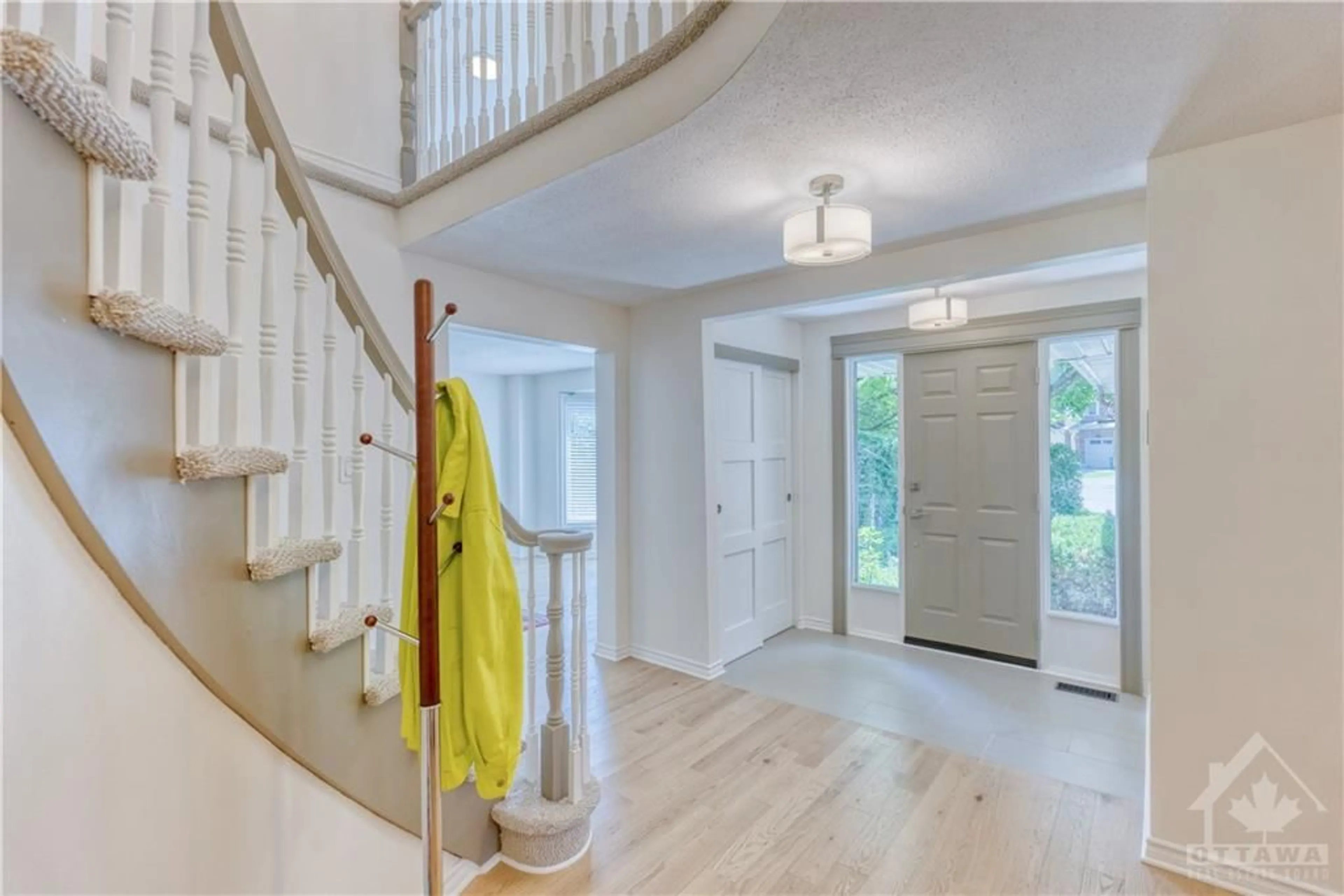 Indoor entryway for 6119 RIVERMILL Cres, Ottawa Ontario K1C 5M9