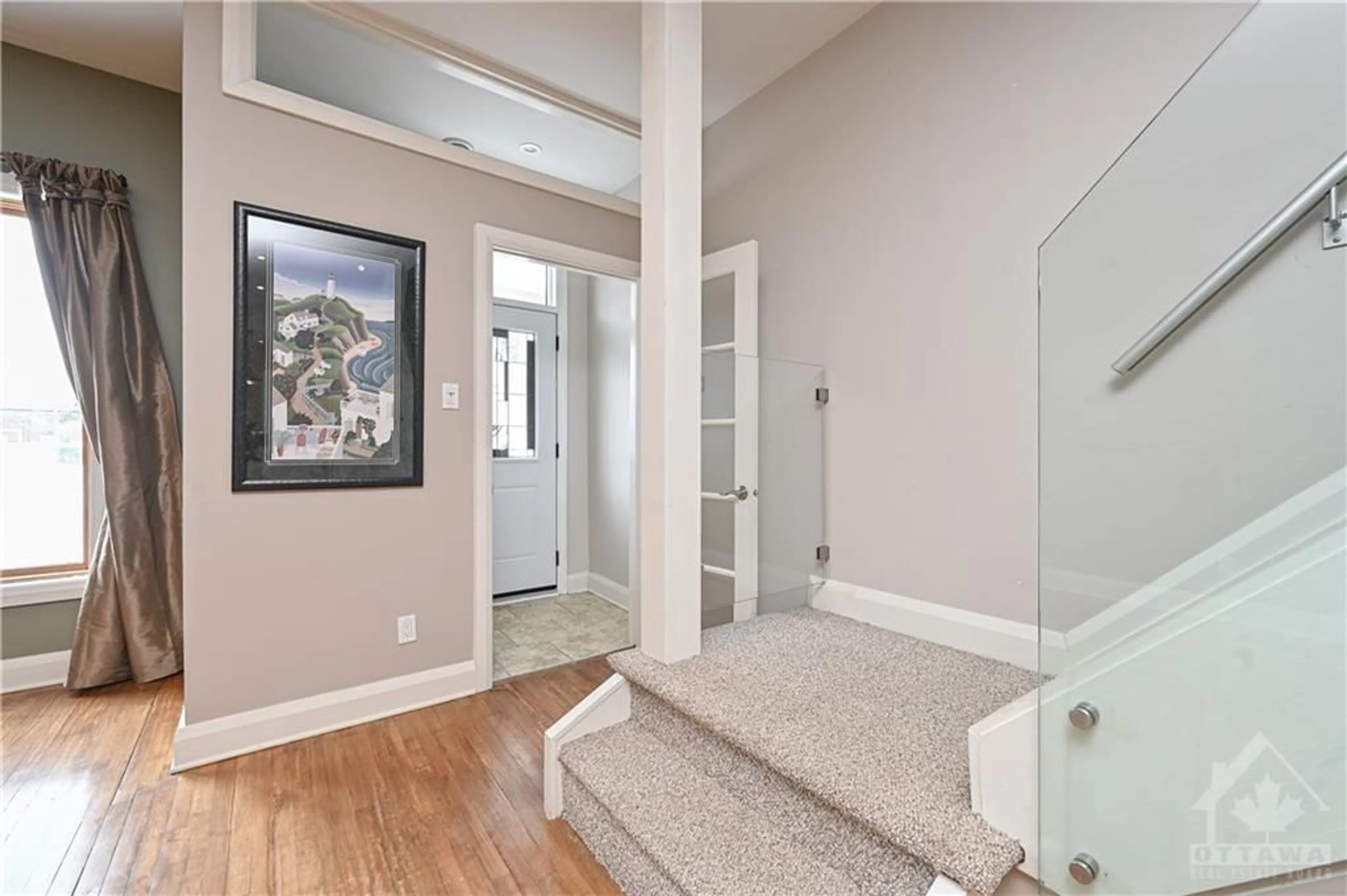 Indoor entryway for 283 CAMBRIDGE St, Ottawa Ontario K1R 7B1