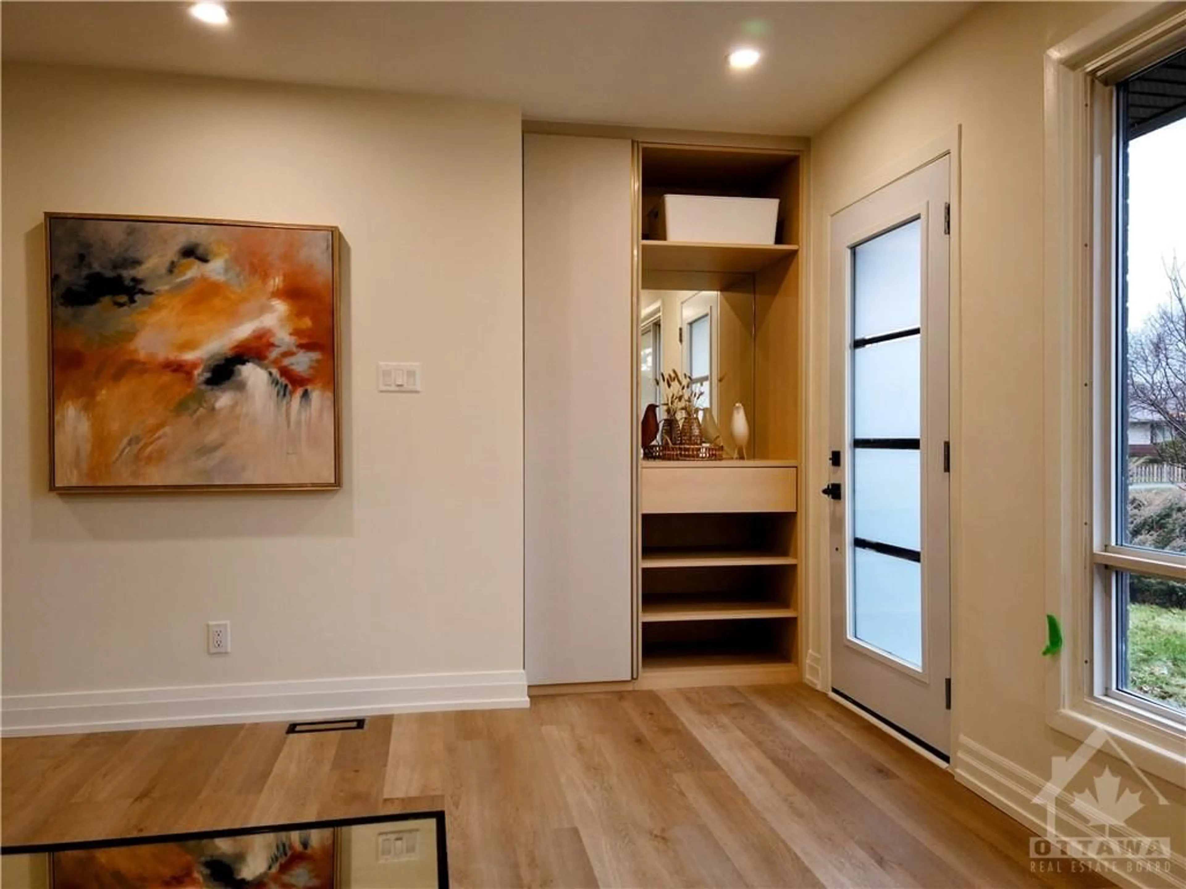 Indoor entryway, wood floors for 62 VIEWMOUNT Dr, Ottawa Ontario K2G 3C3