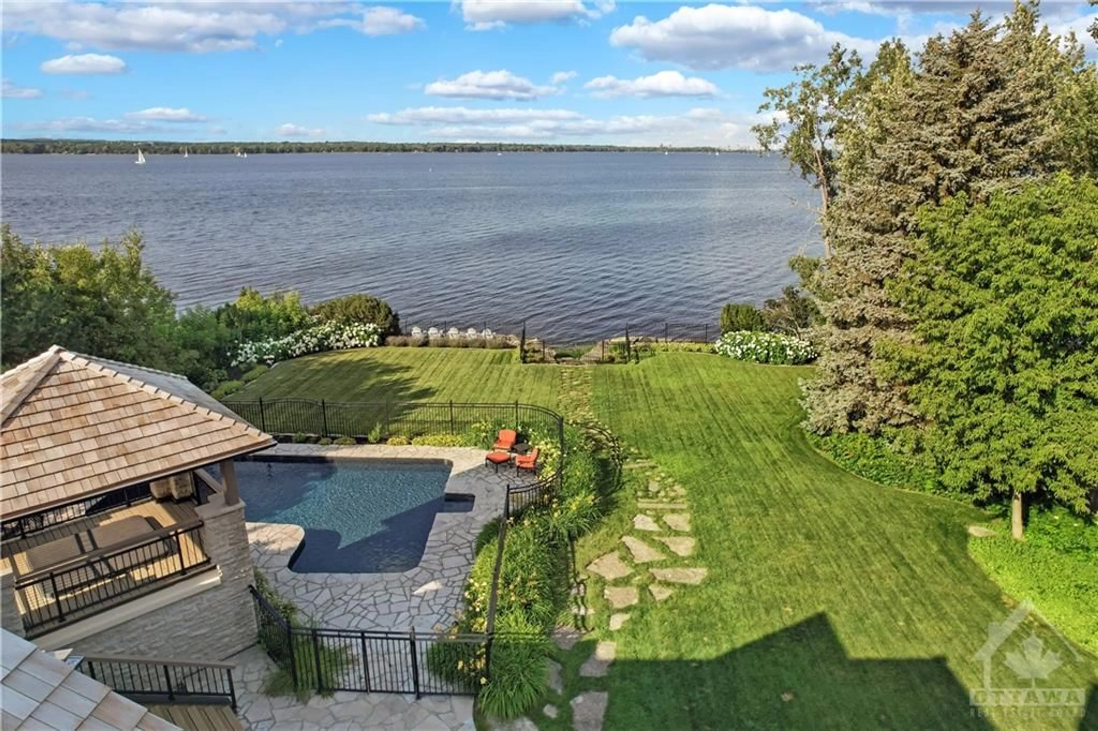 Patio, the view of lake or river for 113 GRANDVIEW Rd, Ottawa Ontario K2H 8B7