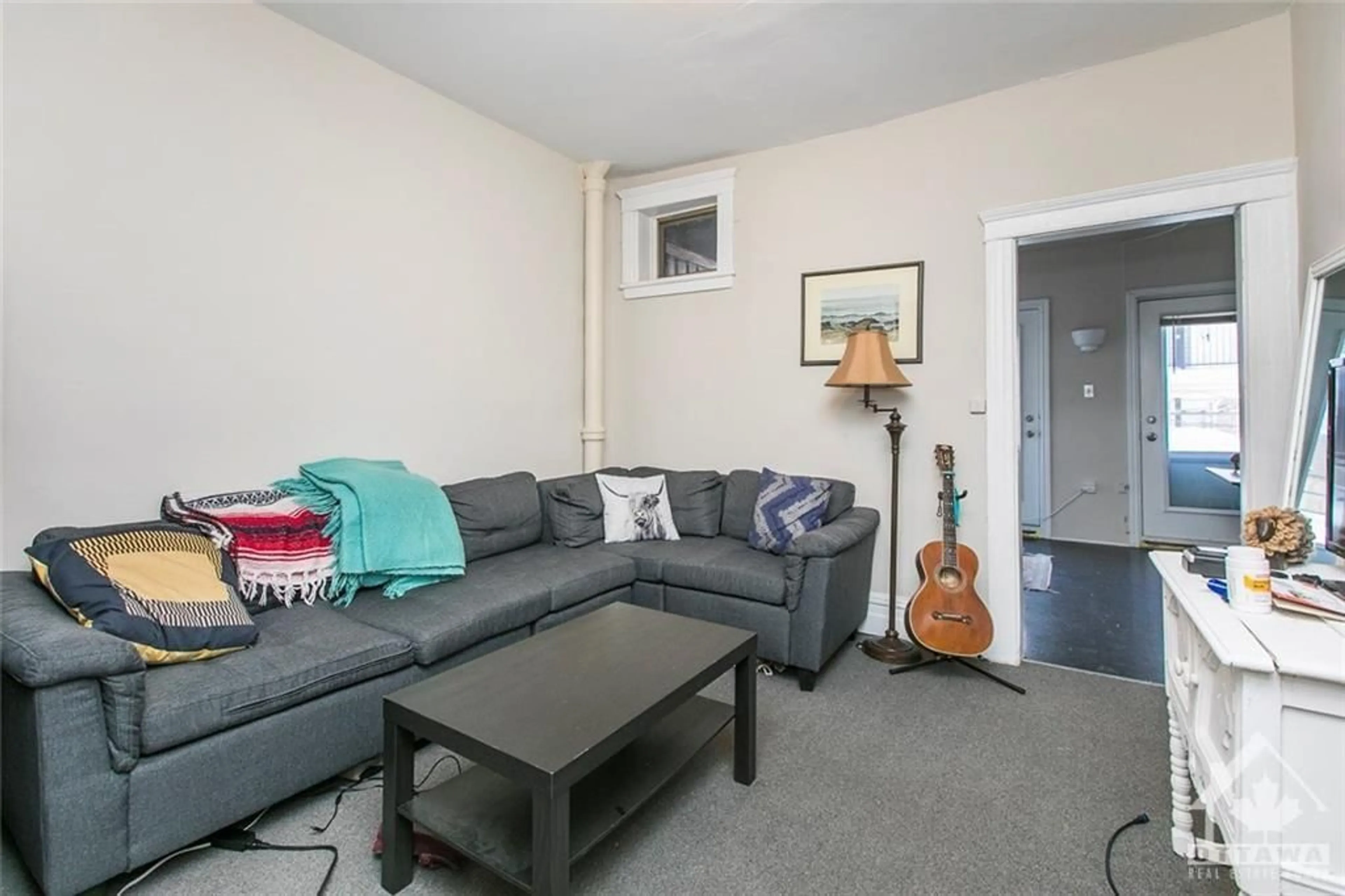 Living room for 27 PERKINS St, Ottawa Ontario K1R 7G4