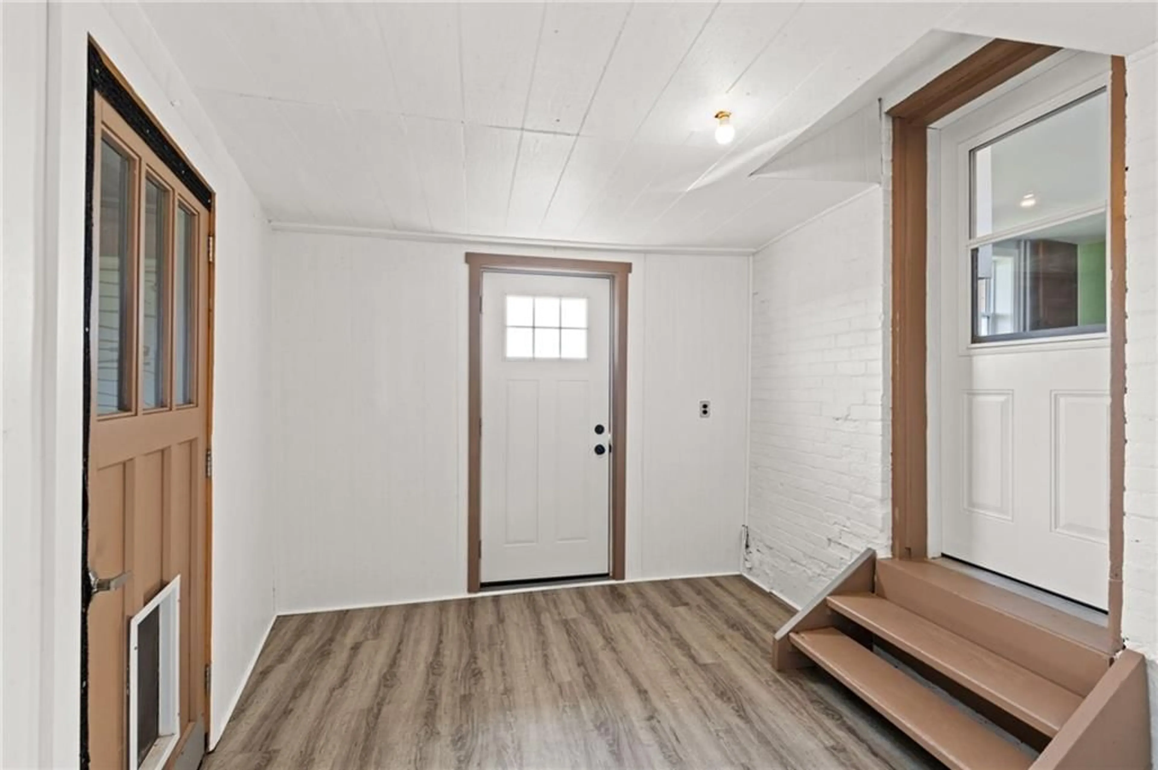 Indoor entryway, wood floors for 2808 DONALD B MUNRO Dr, Kinburn Ontario K0A 2H0