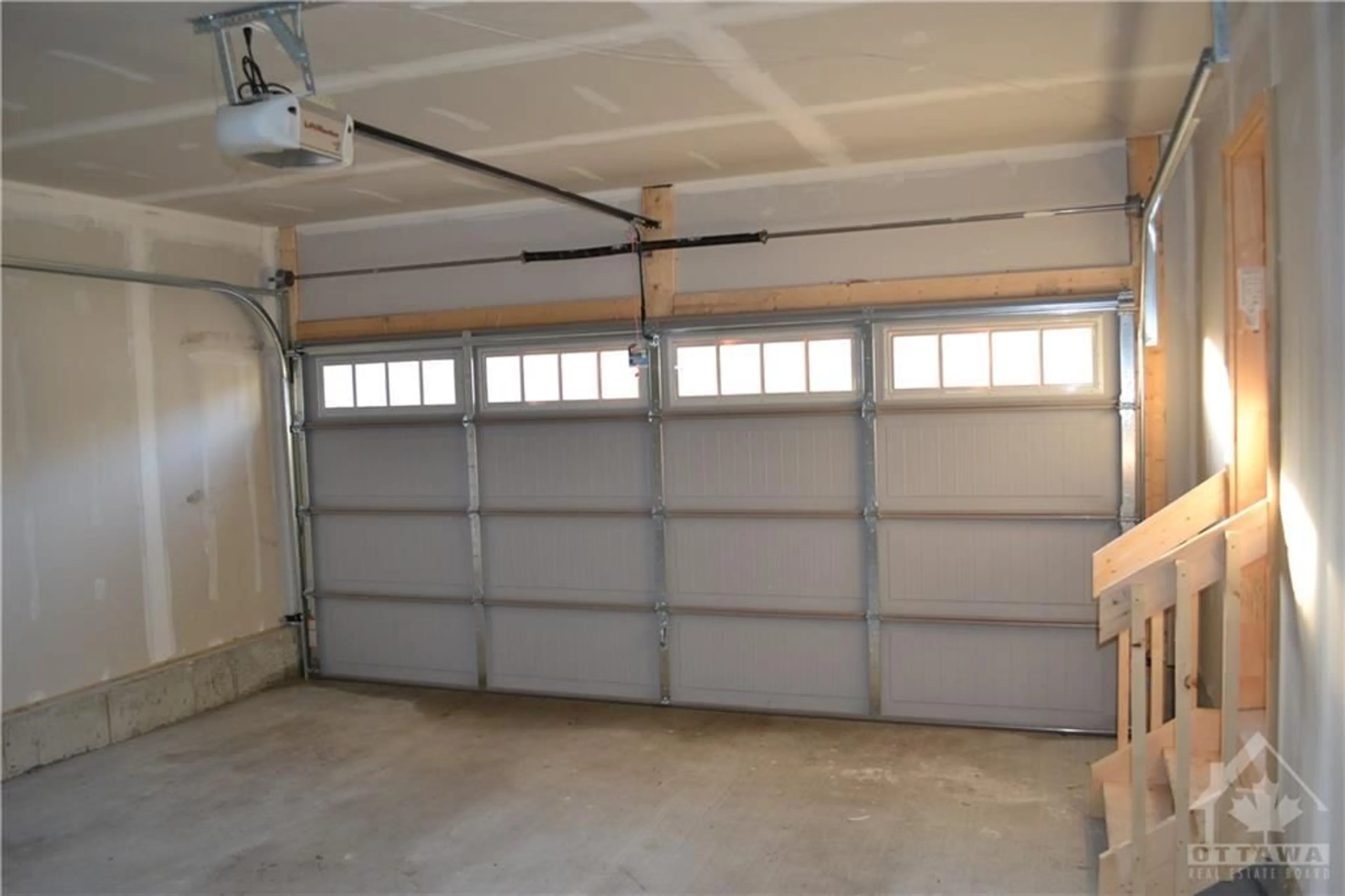 Indoor garage for 147 UNITY Pl, Ottawa Ontario K2S 2Y8
