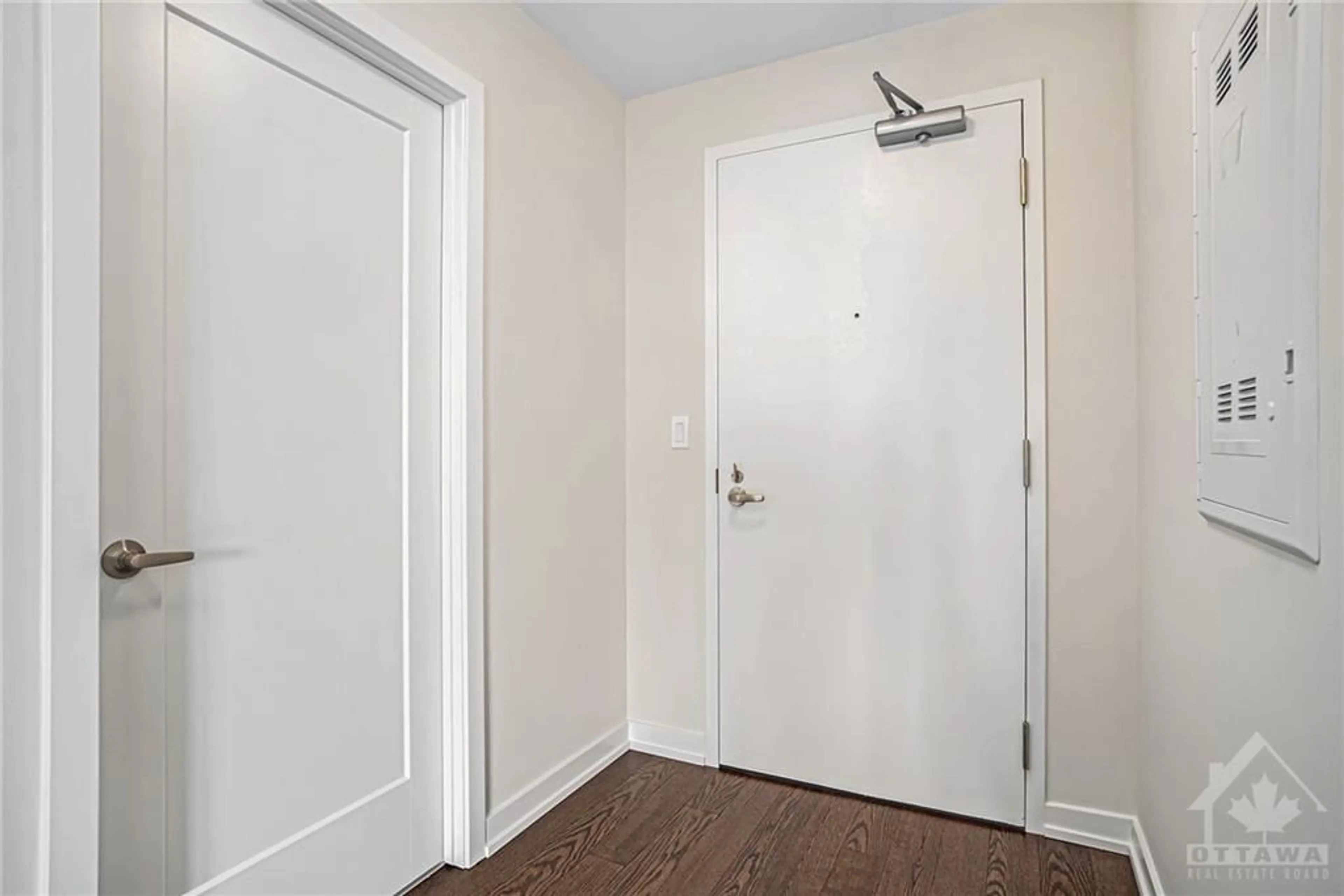 Indoor entryway for 570 DE MAZENOD Ave #611, Ottawa Ontario K1S 5X2