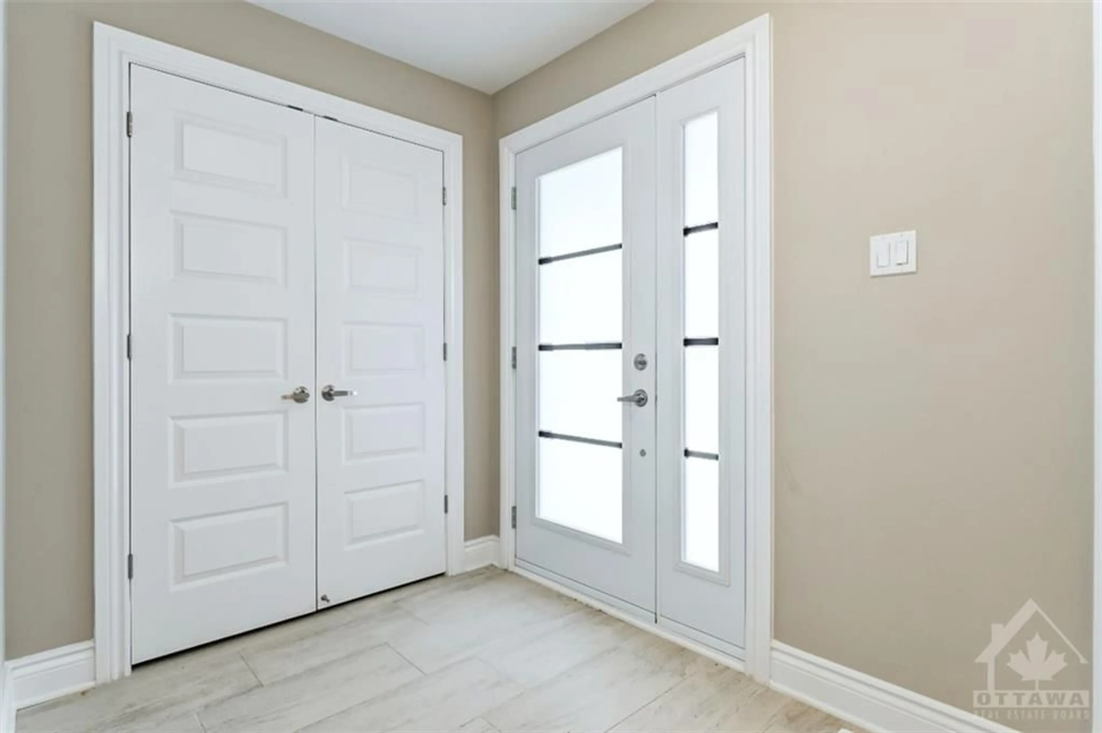 Indoor entryway for 169 DARQUISE St, Rockland Ontario K4K 0M2