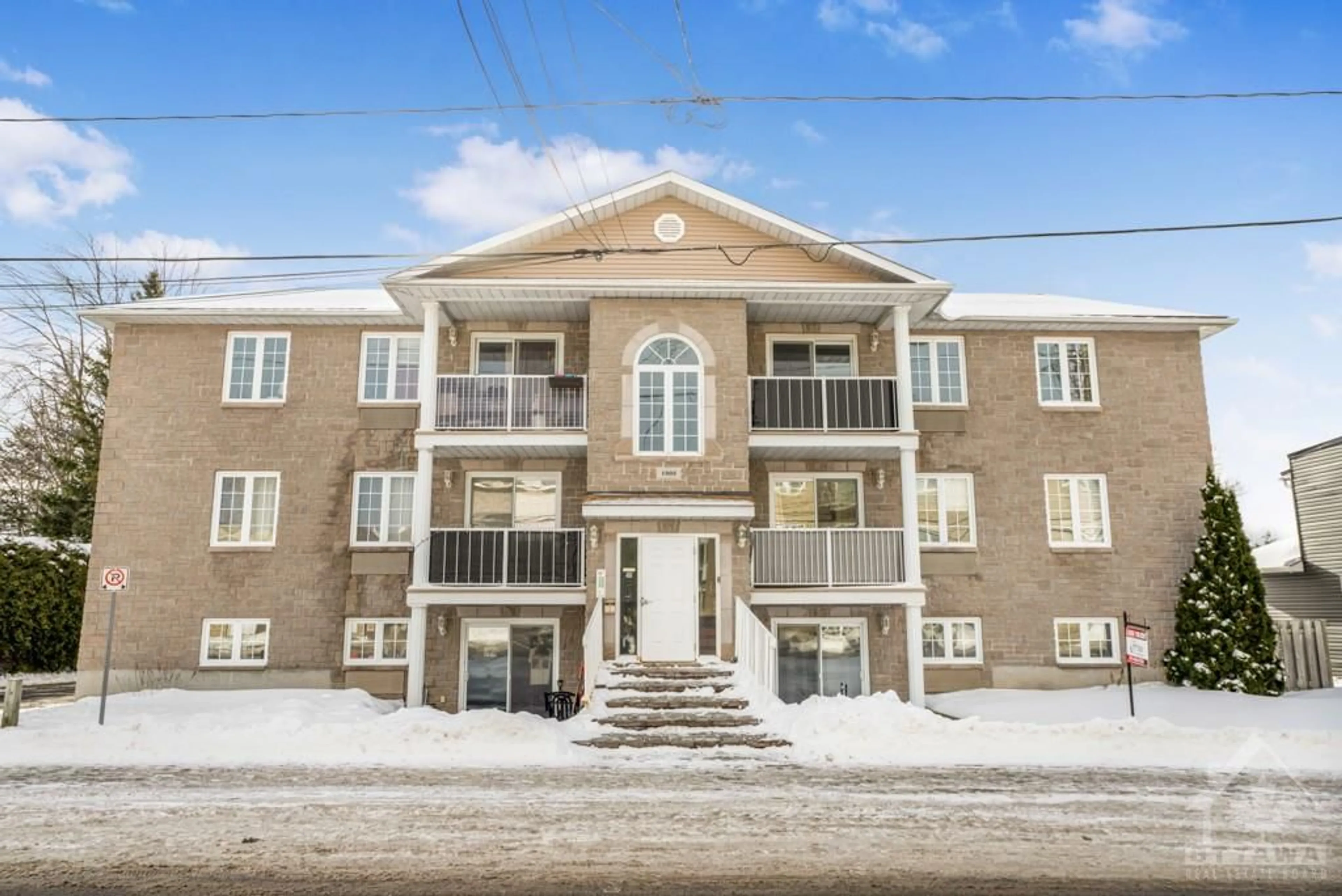 A pic from exterior of the house or condo for 1005 LAURIER St #104, Rockland Ontario K4K 1T7