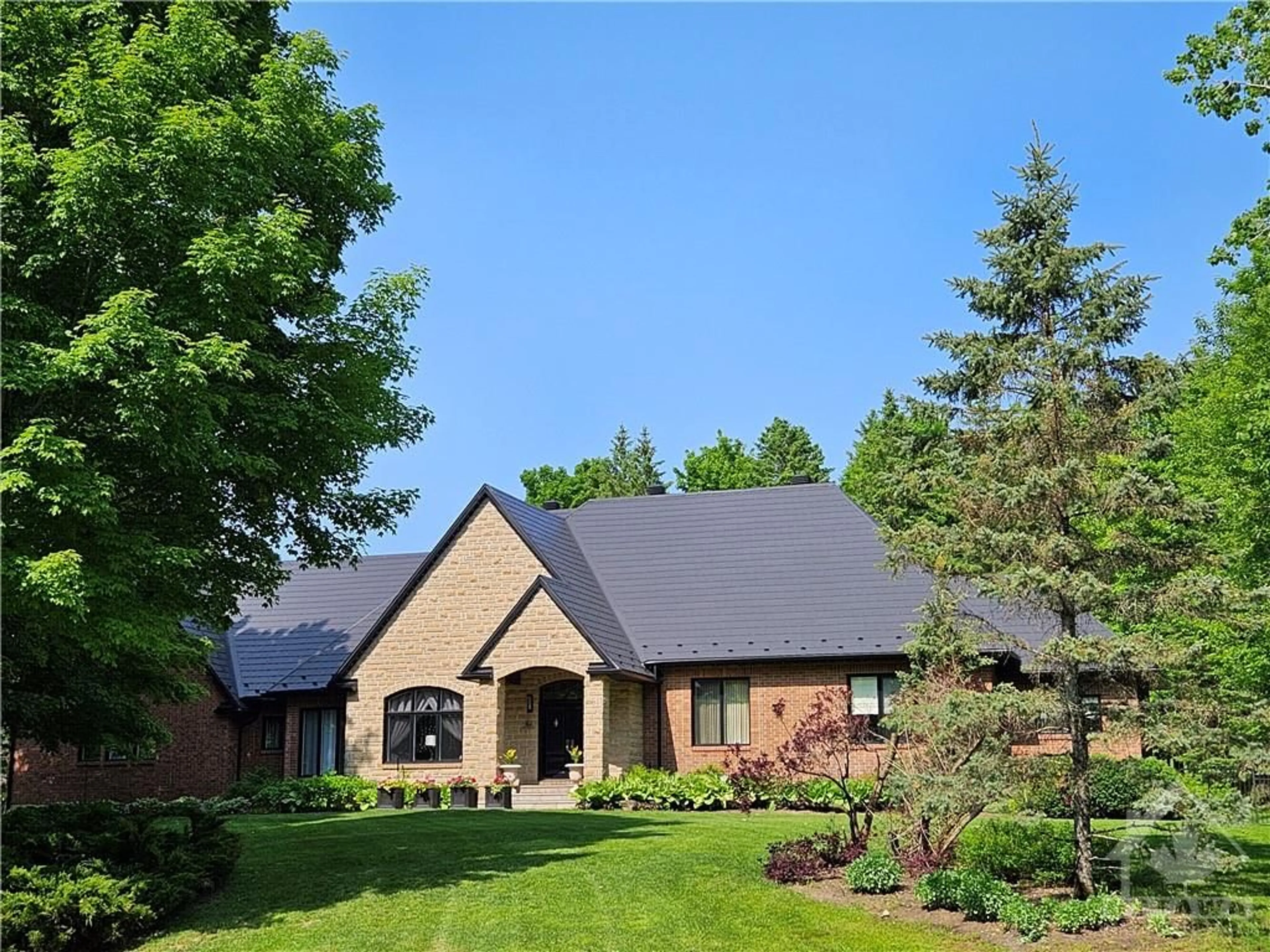 Home with brick exterior material for 5849 QUEENSCOURT Cres, Manotick Ontario K4M 1K3