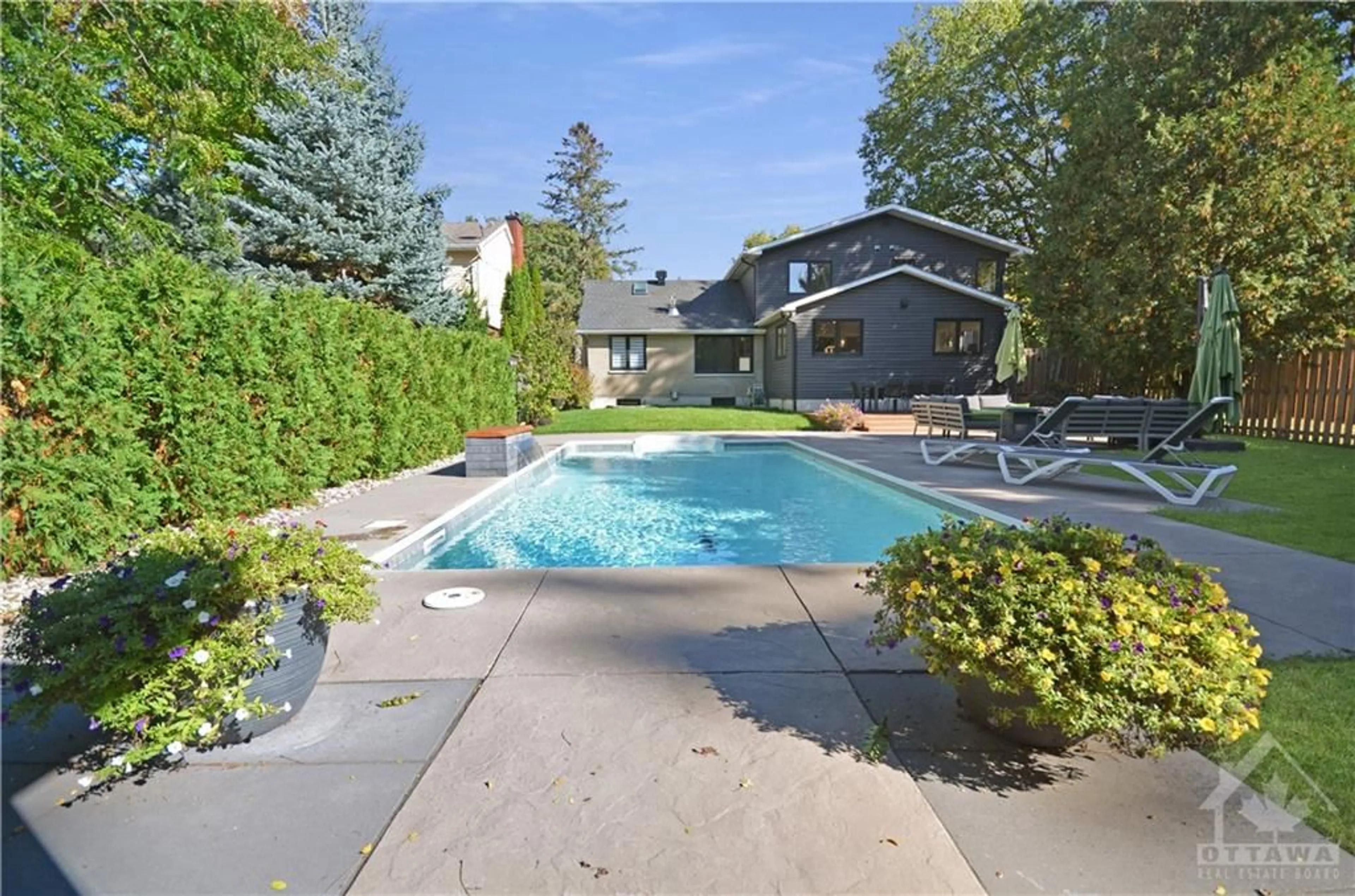 Indoor or outdoor pool for 1444 TEDDER Ave, Ottawa Ontario K1H 6A6