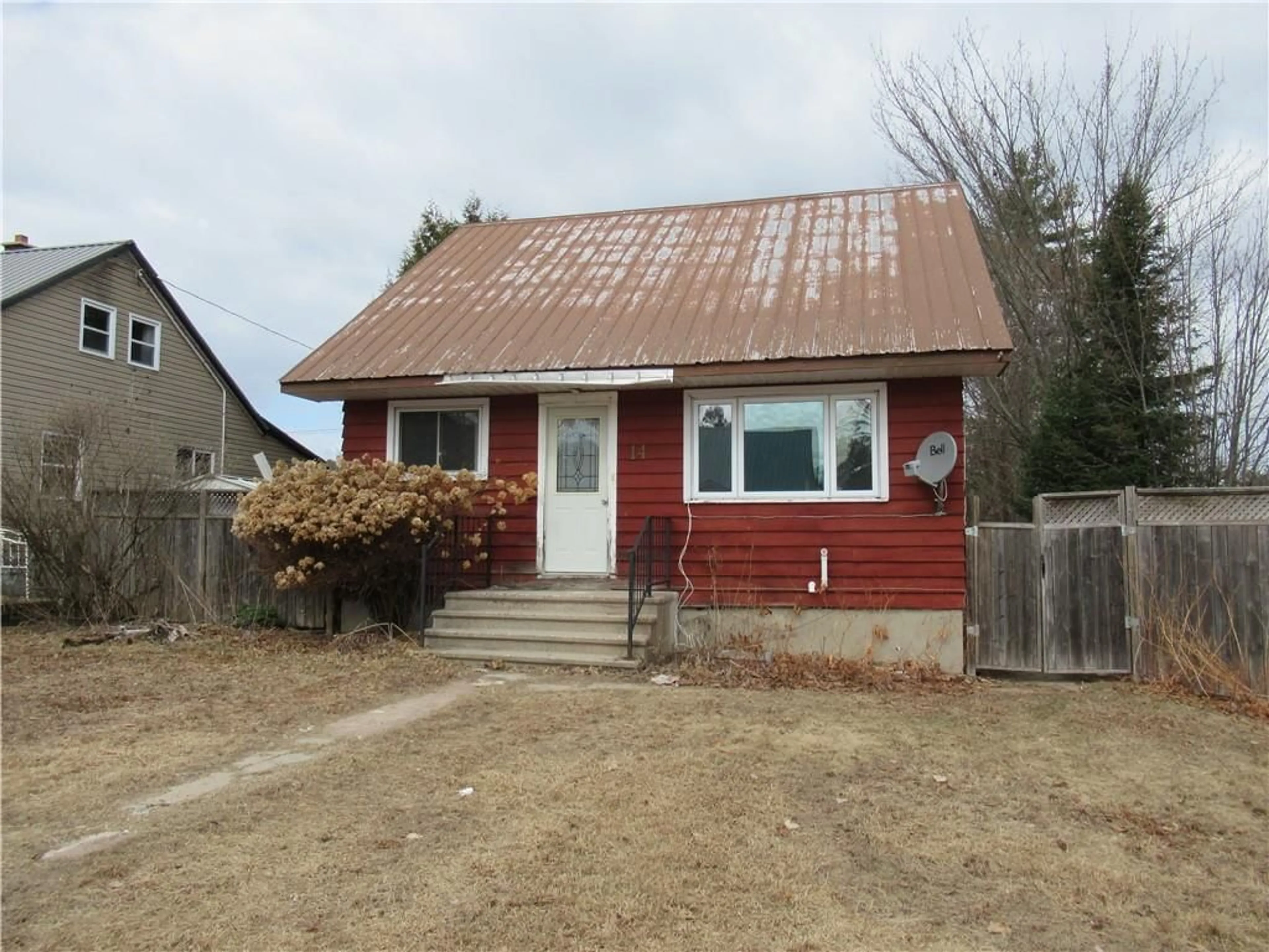 Frontside or backside of a home for 14 LAURENTIAN St, Deep River Ontario K0J 1P0