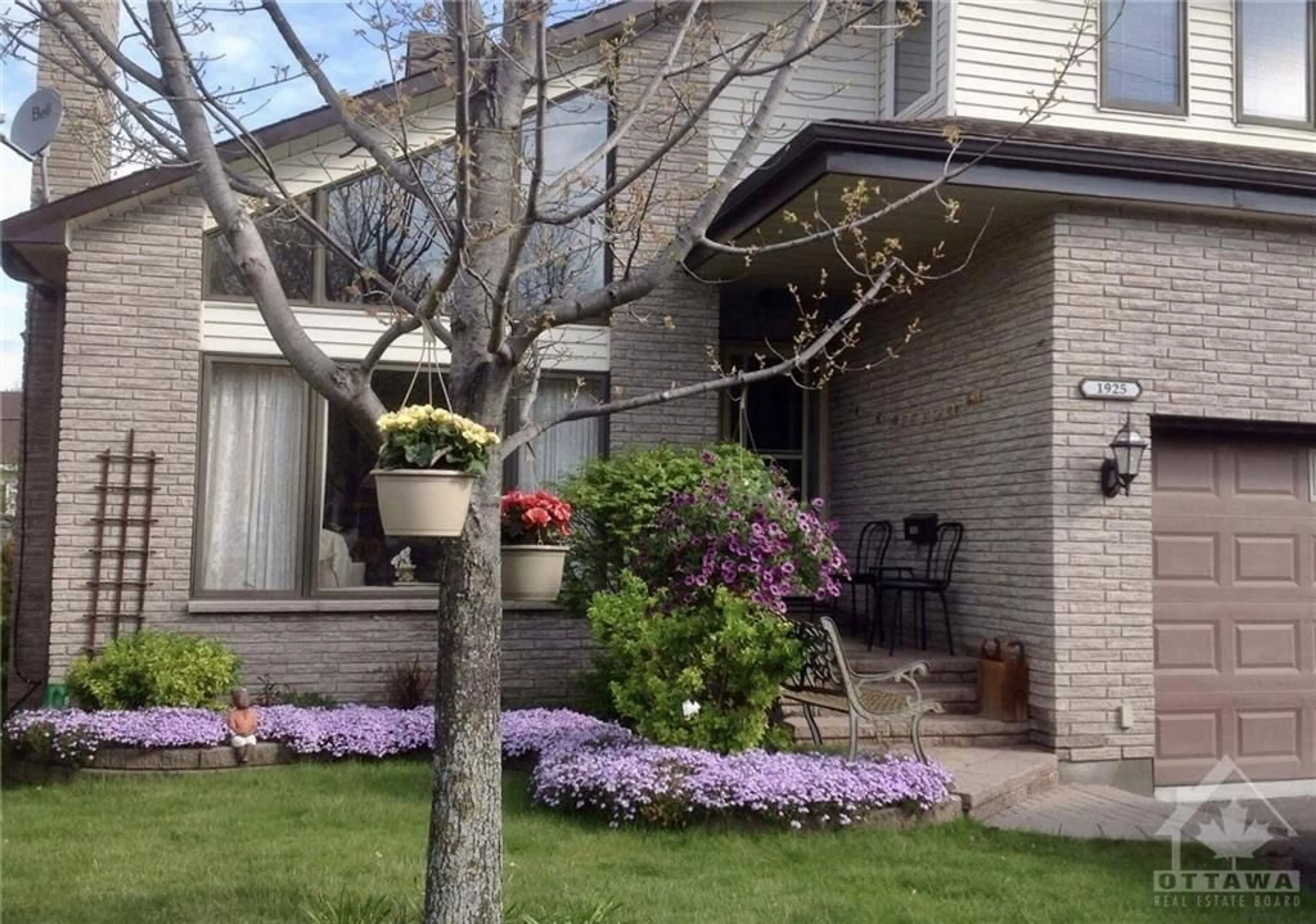 Patio for 1925 QUEENSDALE Ave, Ottawa Ontario K1T 1J9