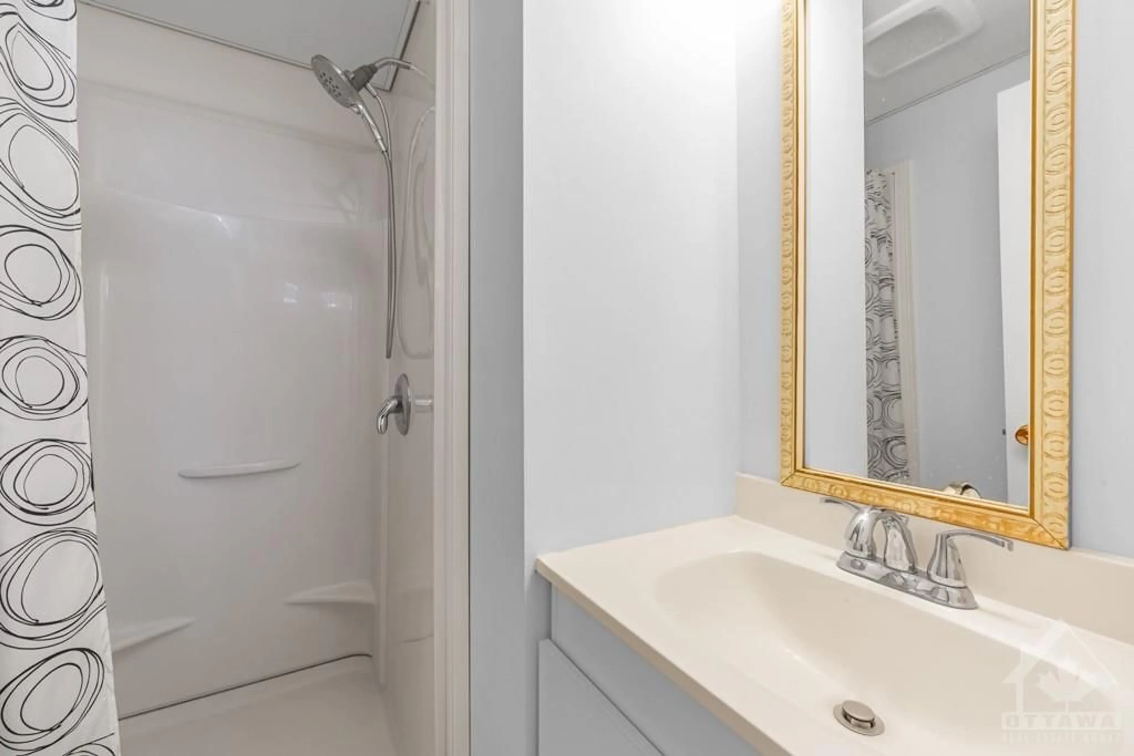 Bathroom for 1925 QUEENSDALE Ave, Ottawa Ontario K1T 1J9