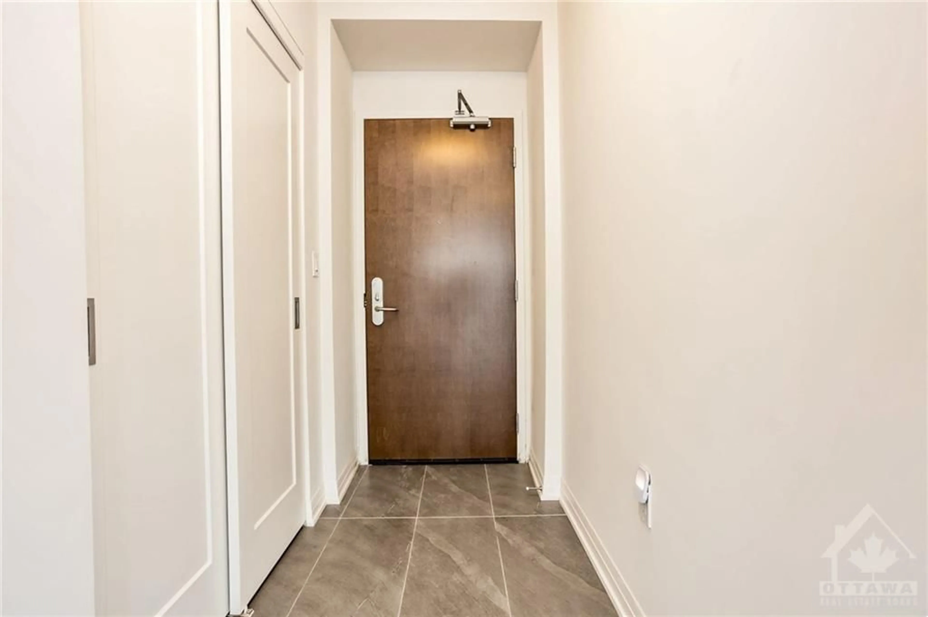 Indoor foyer for 805 CARLING Ave #4007, Ottawa Ontario K1S 5W9