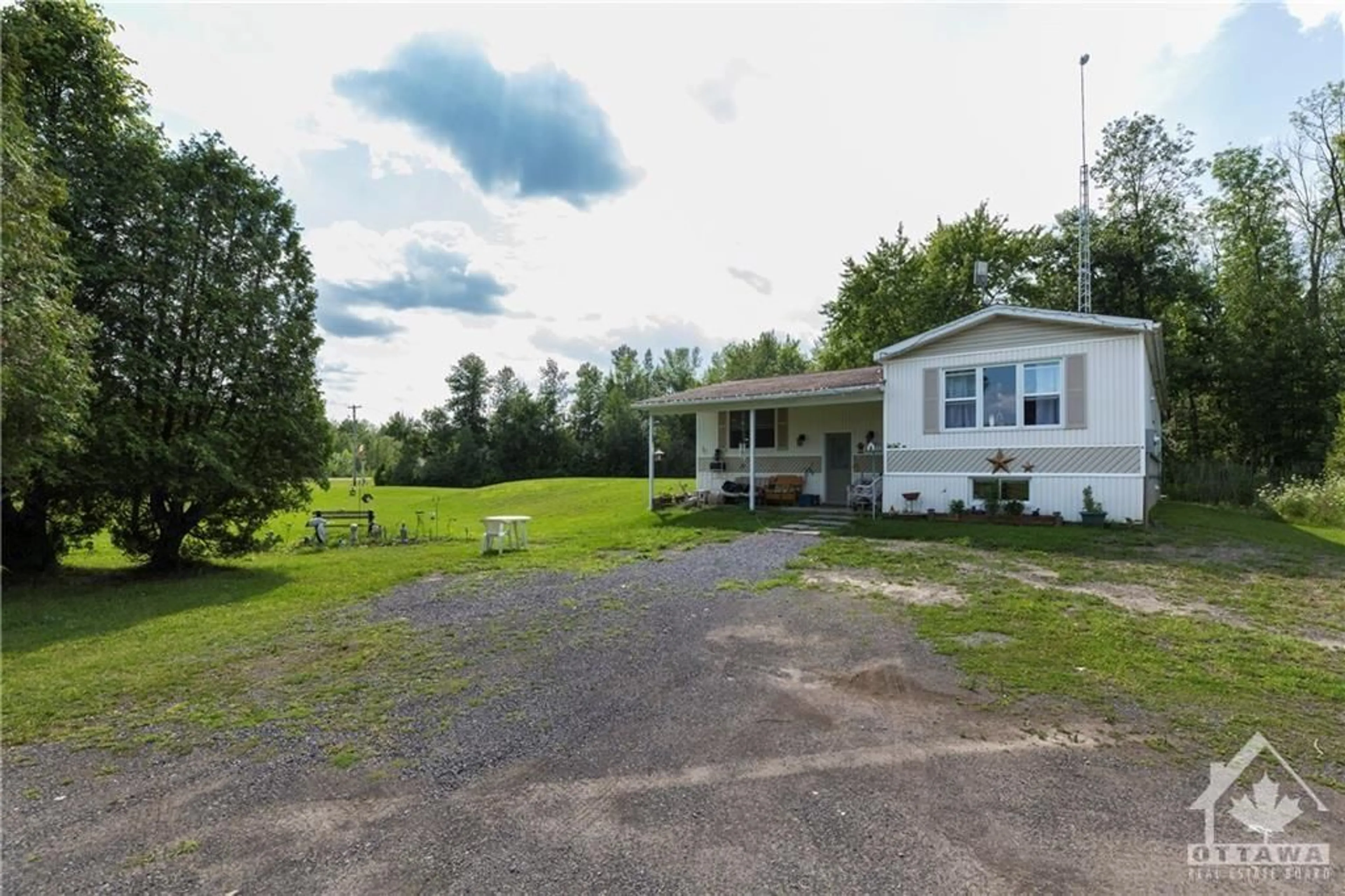 Street view for 13425 COUNTY RD 2 Rd, Morrisburg Ontario K0C 1X0