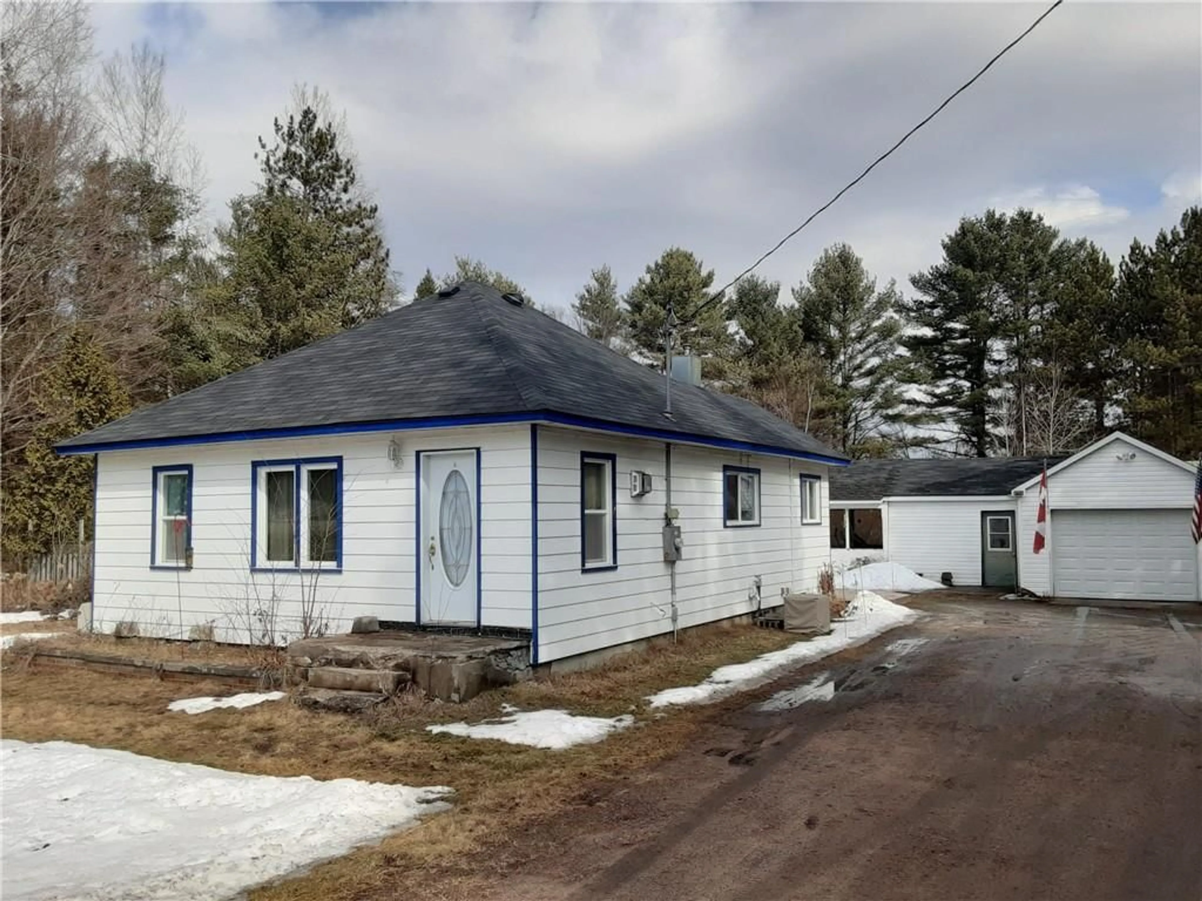 Cottage for 34472 HIGHWAY 17 Hwy, Laurentian Hills Ontario K0J 1P0
