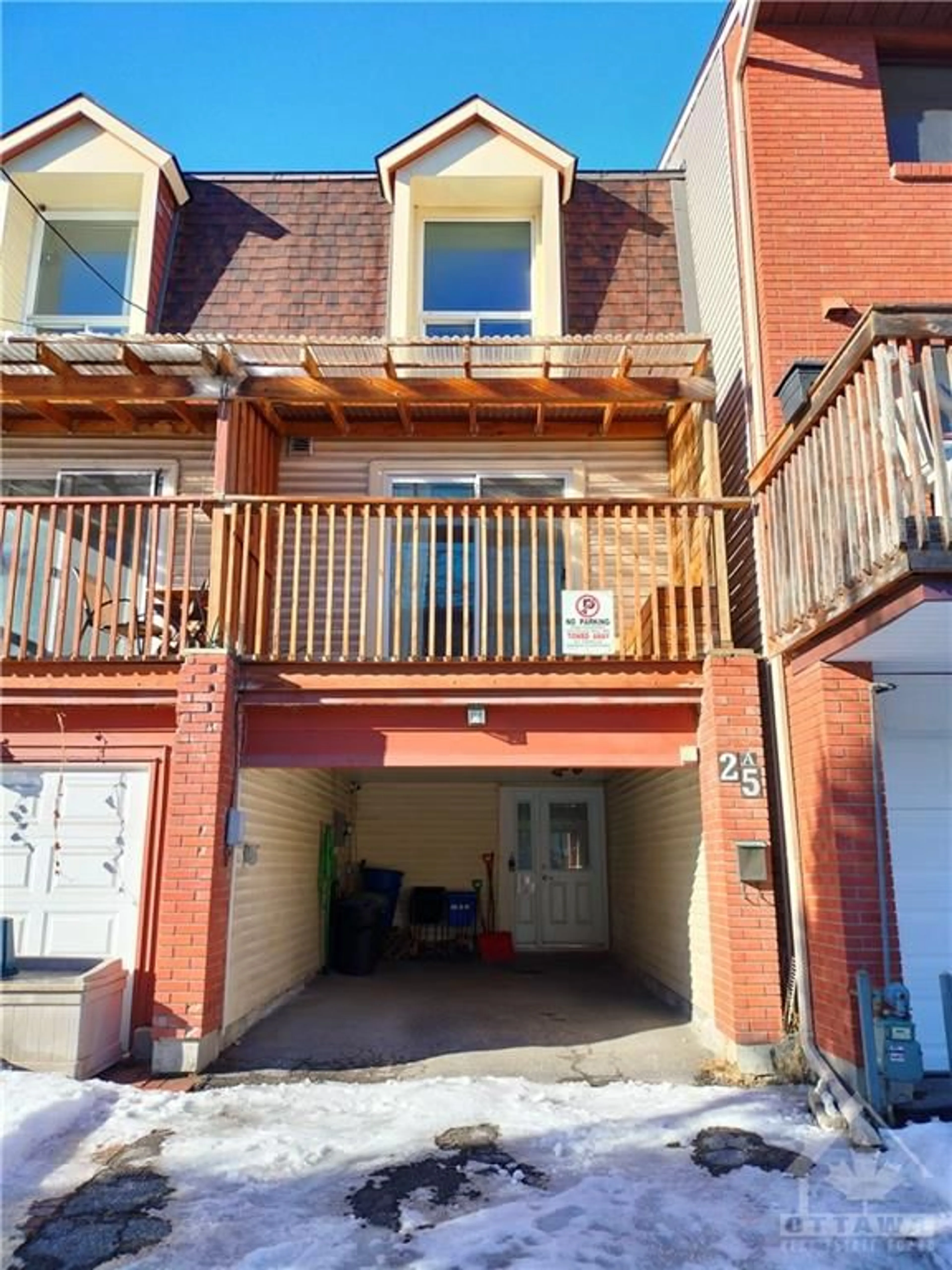 A pic from exterior of the house or condo for 25 ROBINSON Ave #A, Ottawa Ontario K1N 8N8