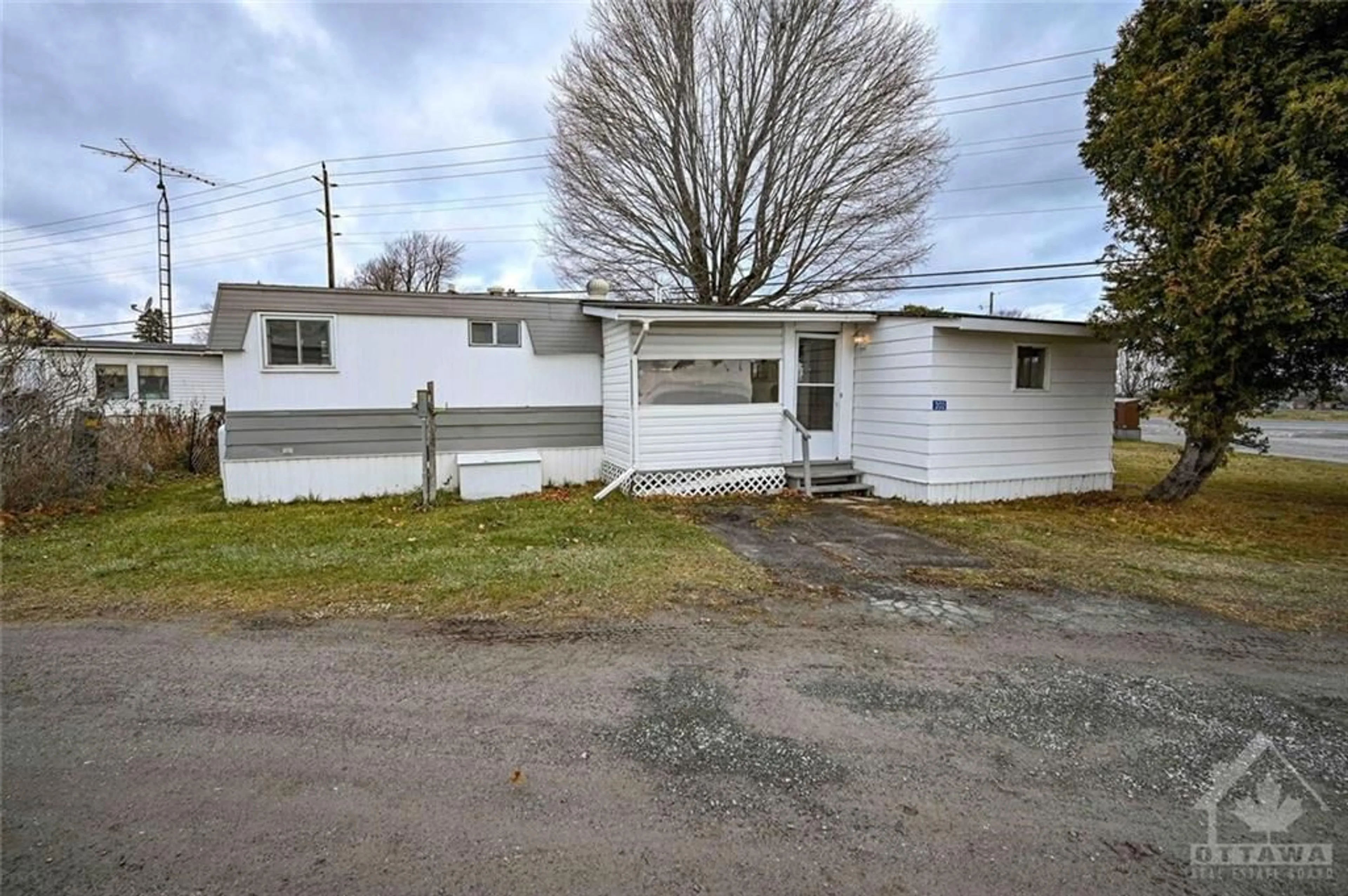 Frontside or backside of a home for 202 JACK St, Smiths Falls Ontario K7A 4S4