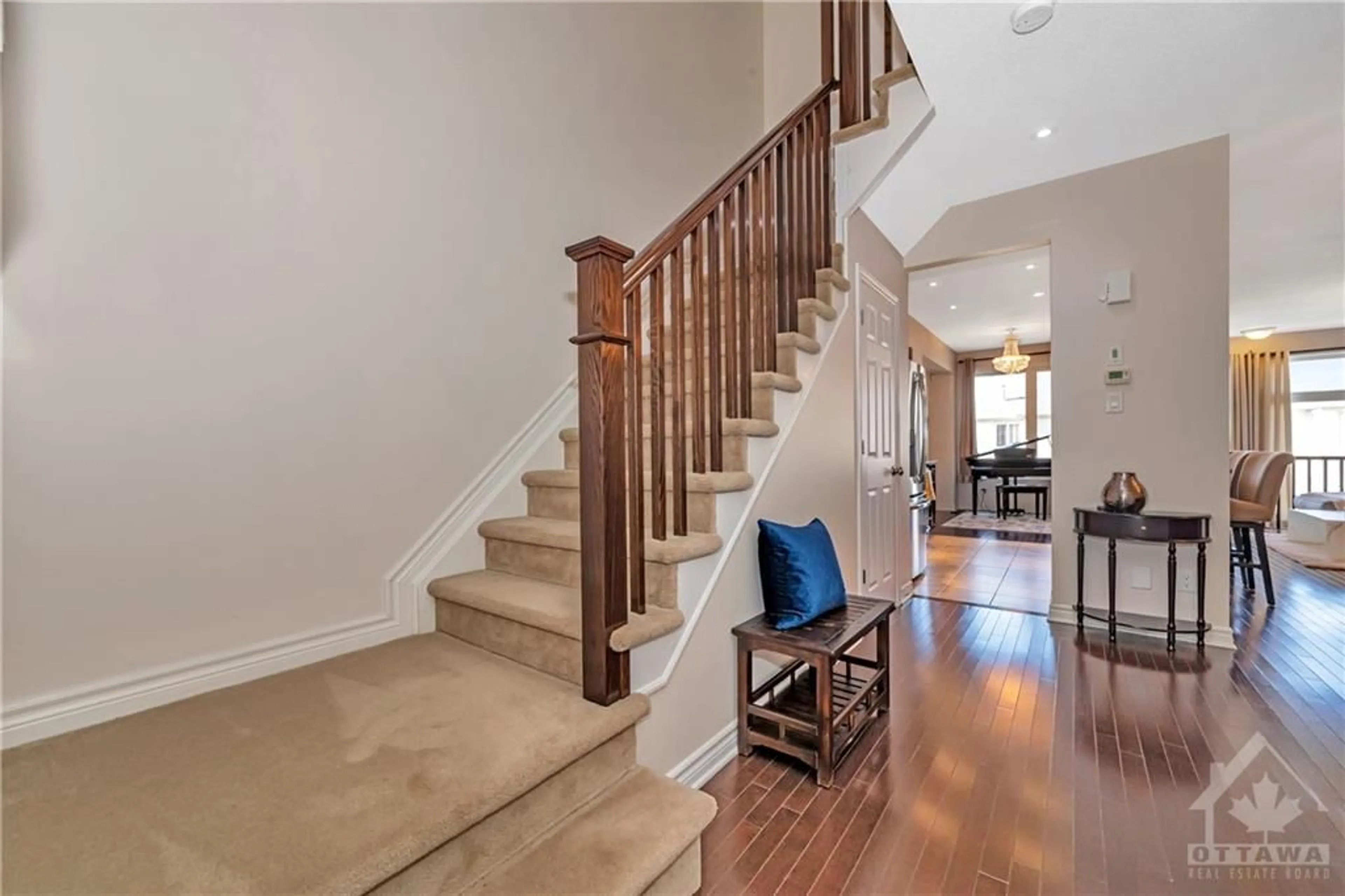 Indoor entryway, wood floors for 916 FLETCHER Cir, Ottawa Ontario K2T 0B7