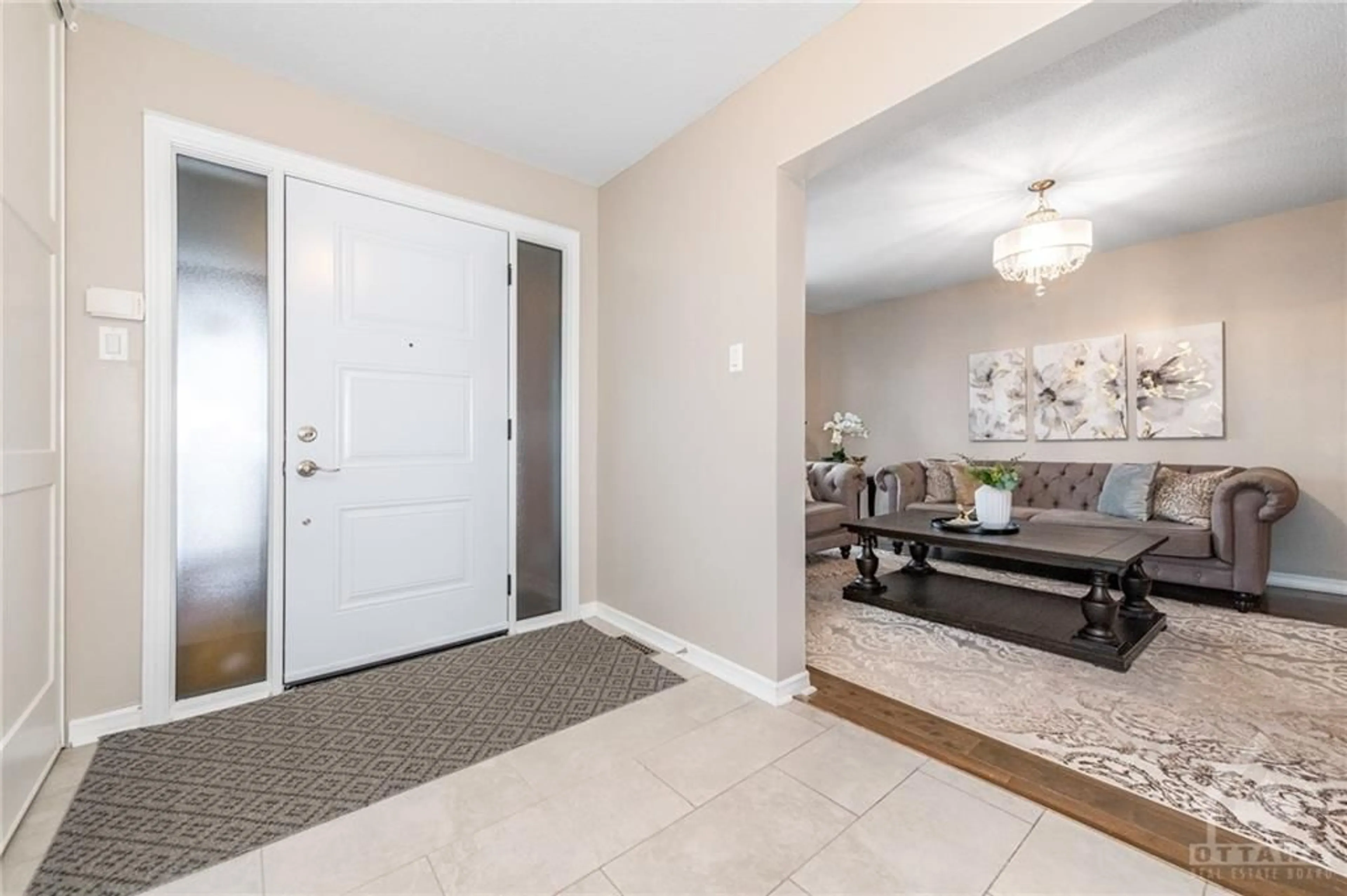 Indoor entryway for 6316 FORTUNE Dr, Orleans Ontario K1C 1Z1