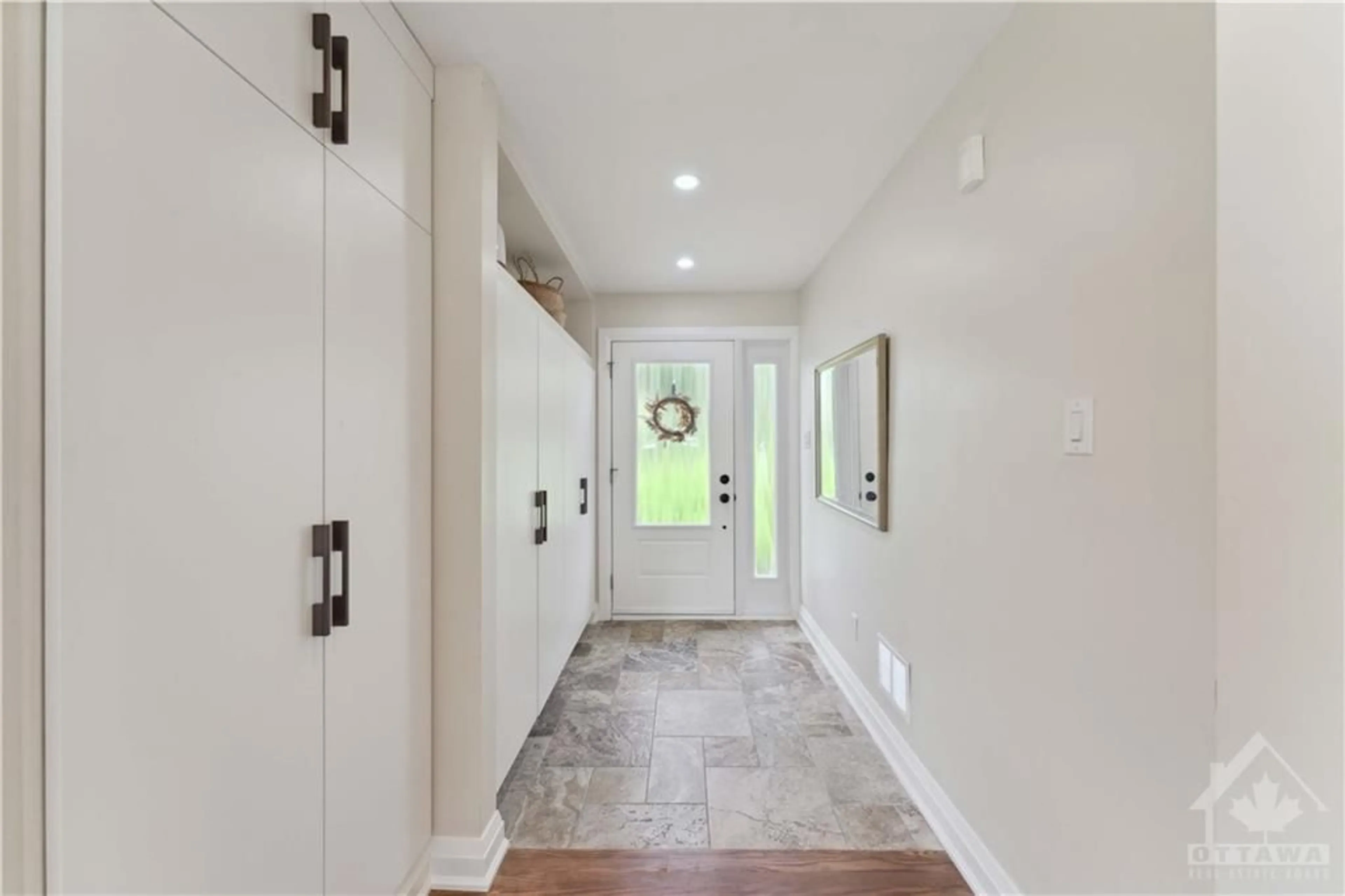 Indoor entryway for 2 ASHDALE Ave, Nepean Ontario K2C 3H1
