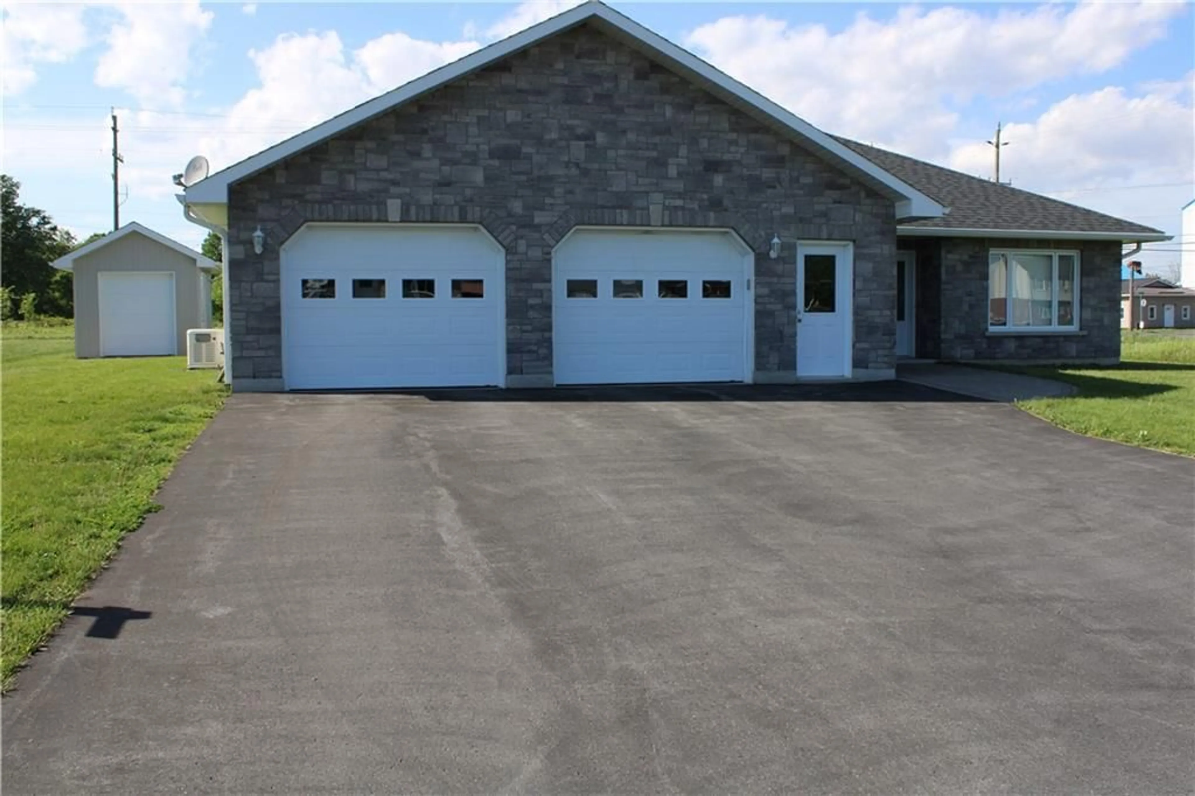 Indoor garage for 10727 WEST END Terr, Iroquois Ontario K0E 1K0