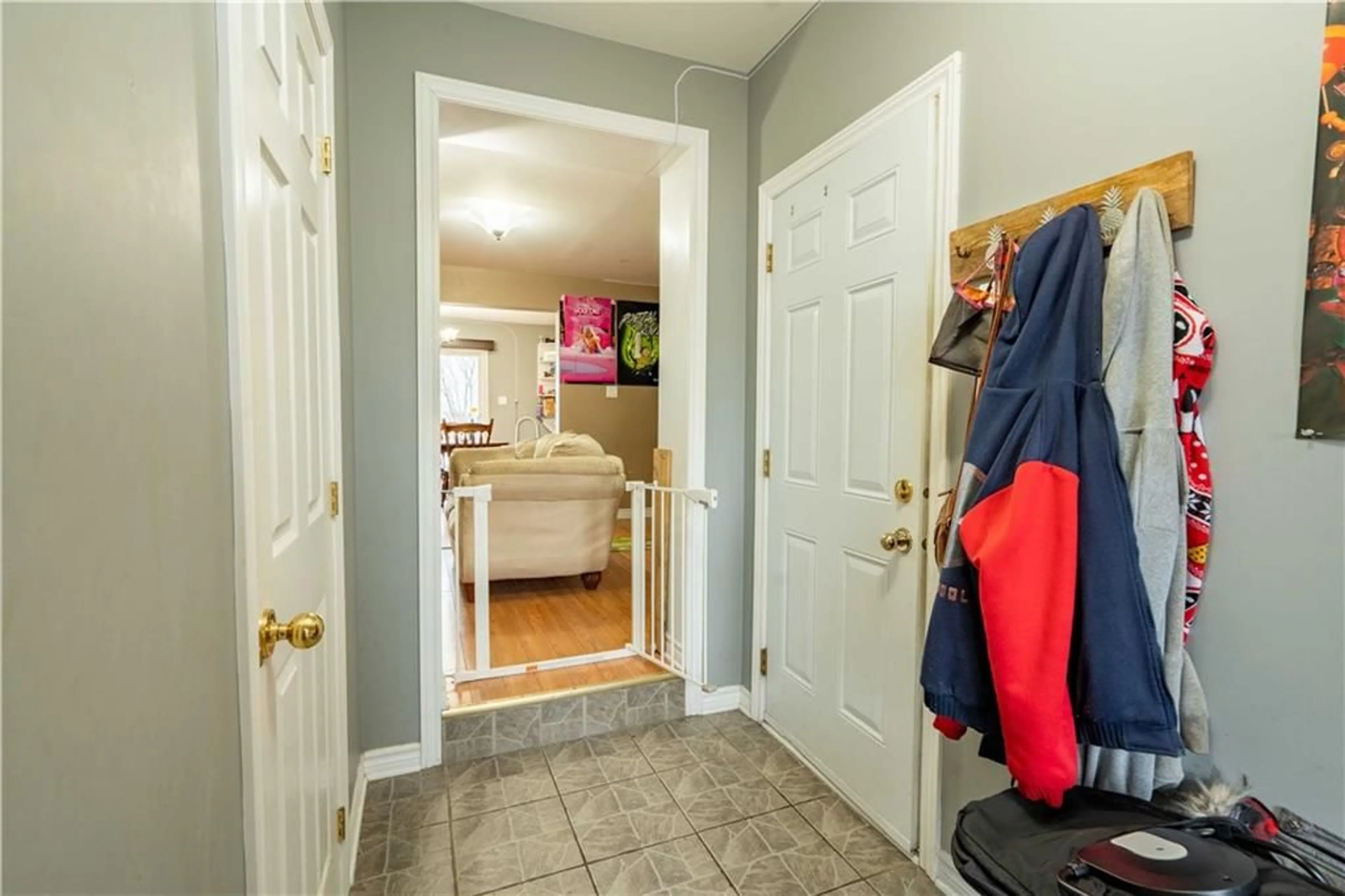 Indoor entryway for 78 SUNSET Blvd, Cornwall Ontario K6H 7M3