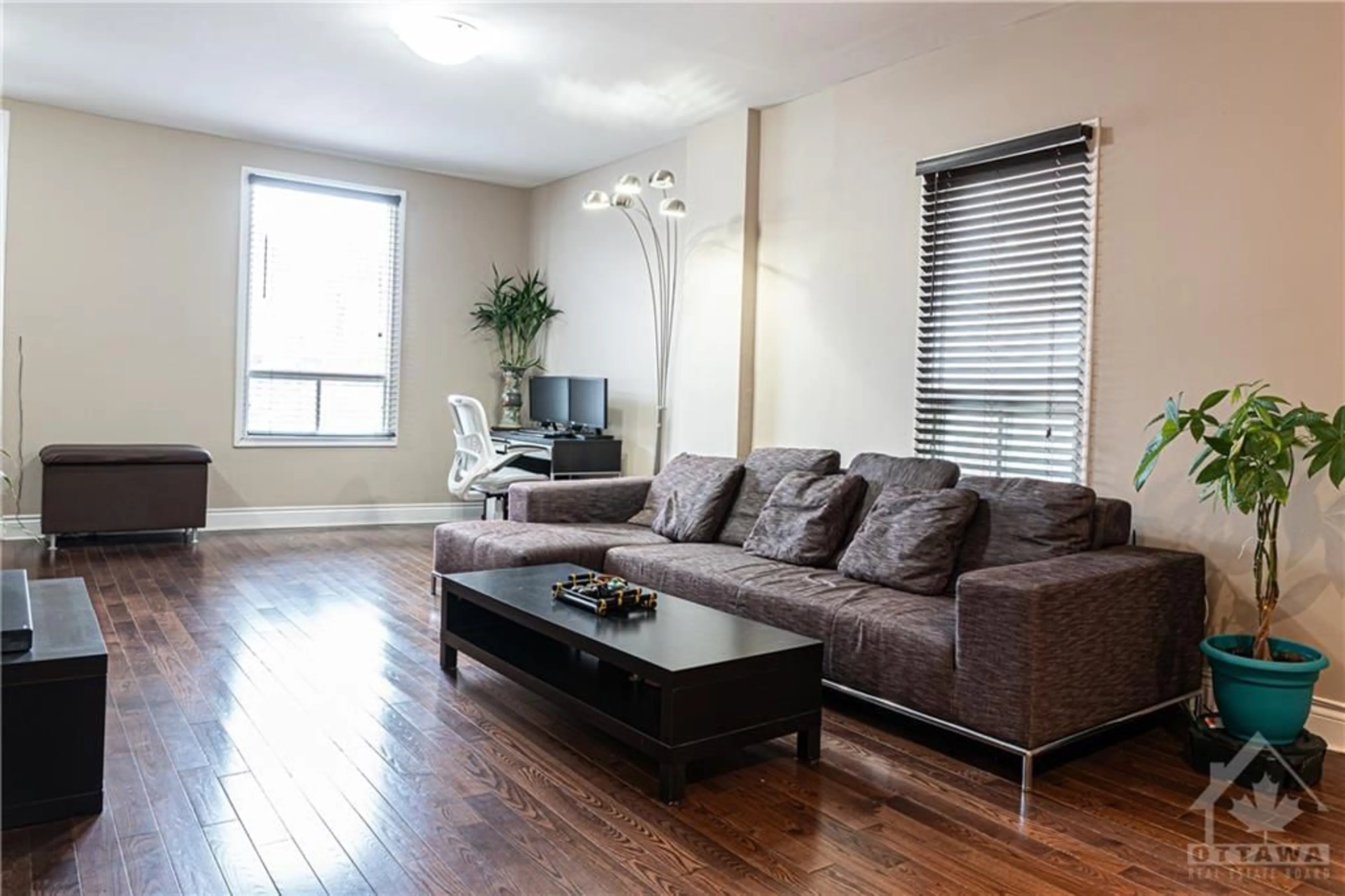 Living room for 127 ECCLES St, Ottawa Ontario K1R 6S7