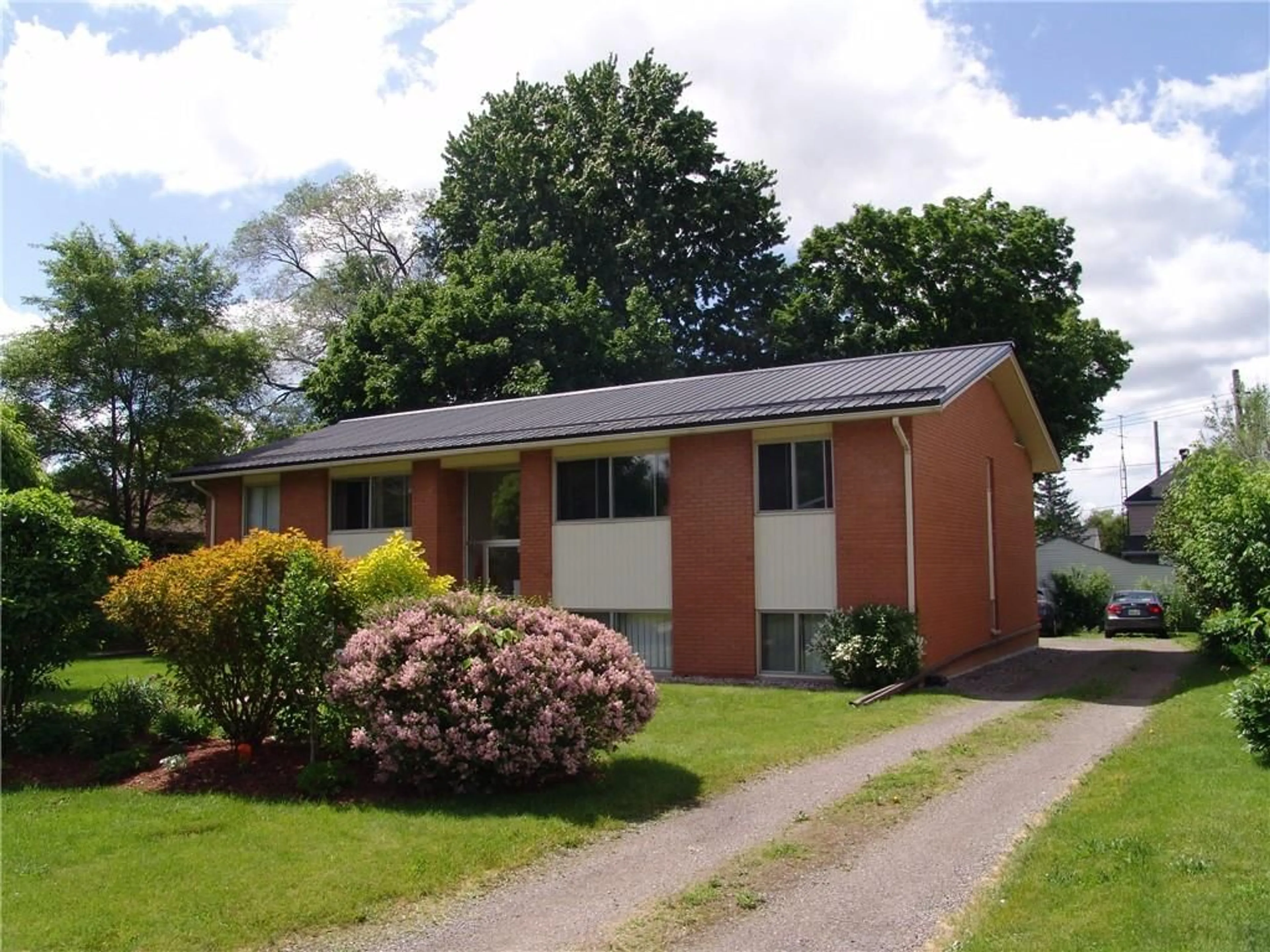 Frontside or backside of a home for 10 WINTERS Crt, Brockville Ontario K6V 1T7
