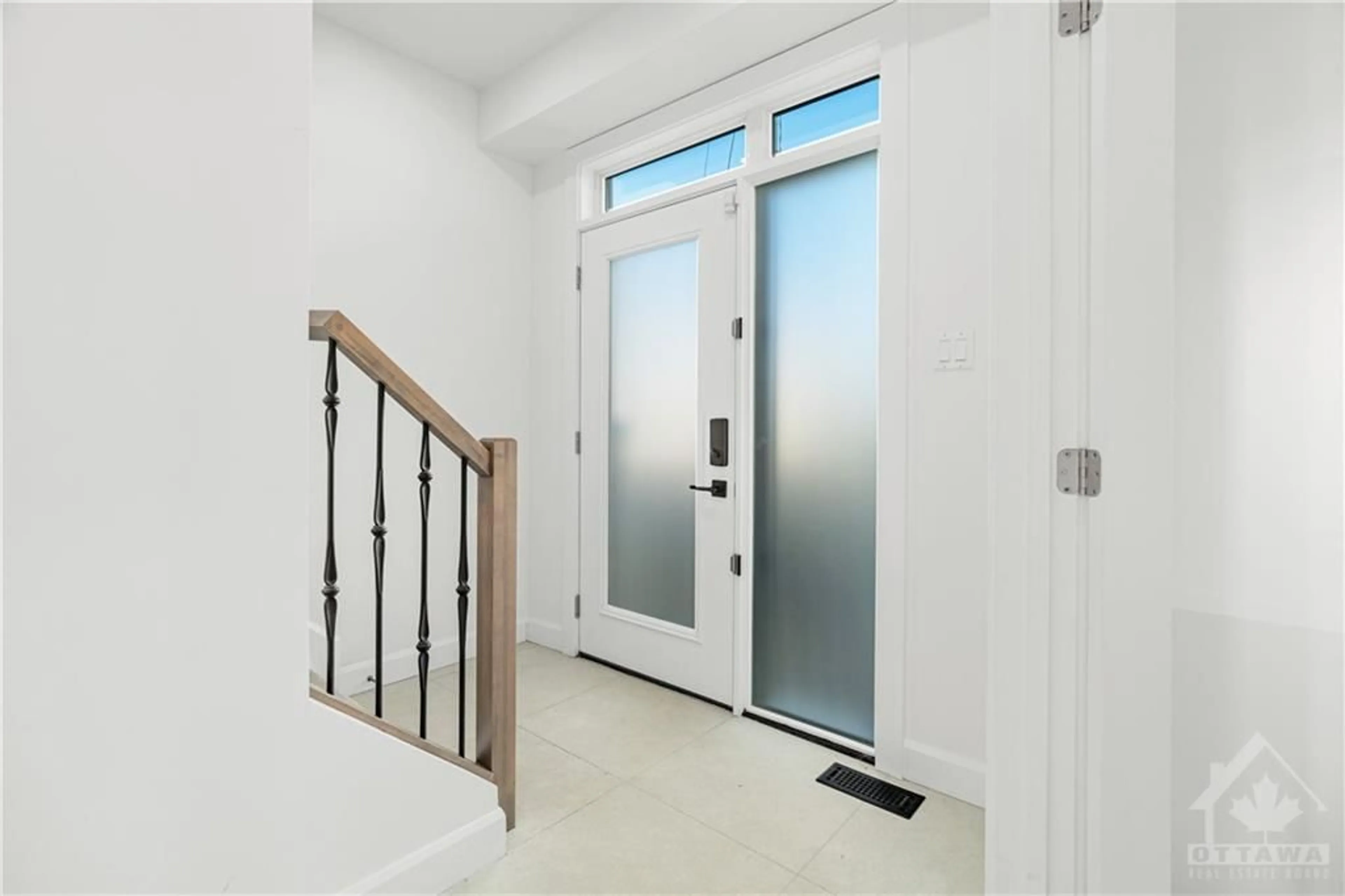 Indoor entryway for 10 CHAPLEAU Ave #A, Ottawa Ontario K1M 1E3