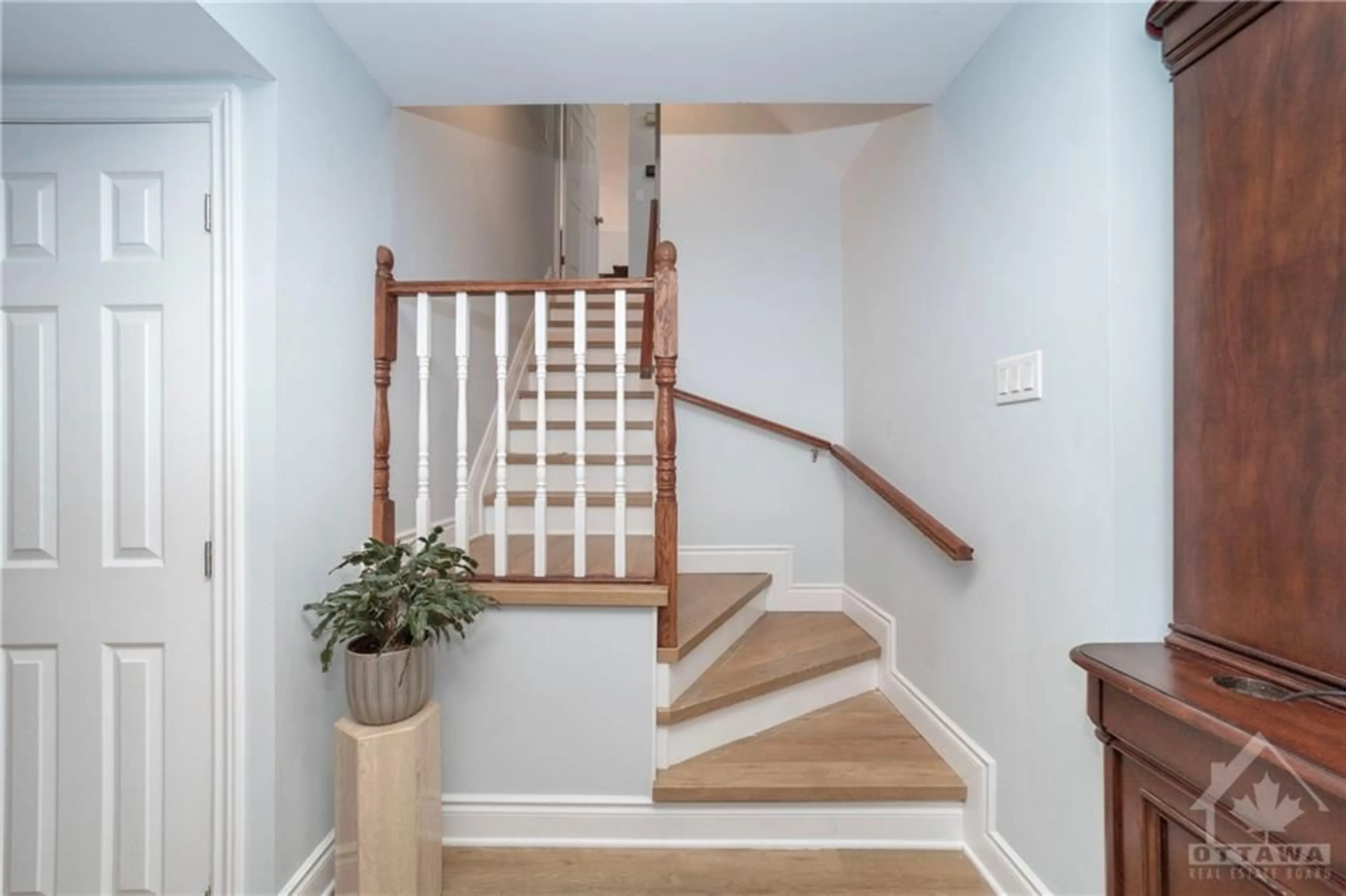 Stairs for 134 TWEED Cres, Russell Ontario K4R 1A4
