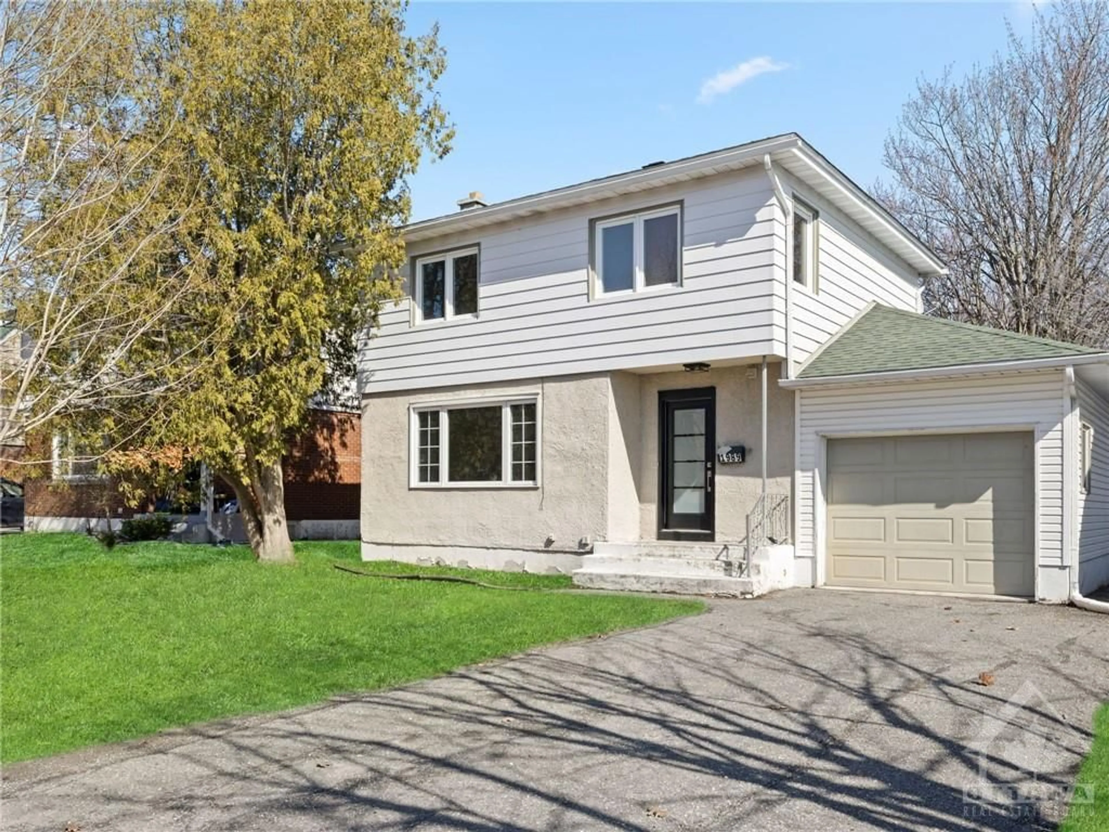 Frontside or backside of a home for 1989 NAPLES Ave, Ottawa Ontario K1G 2B5