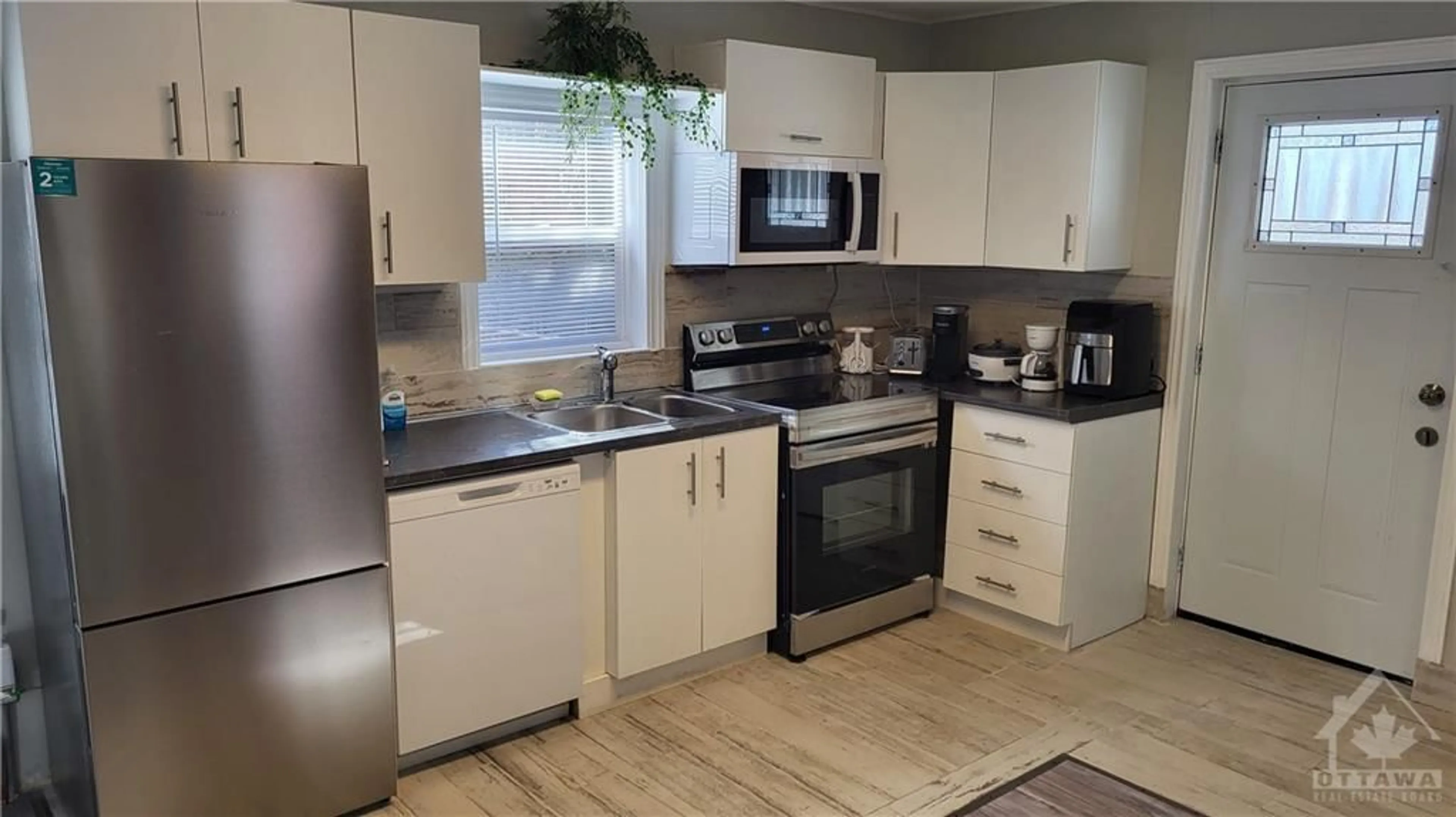Standard kitchen for 110 JARVIS St, Cornwall Ontario K6H 5J2