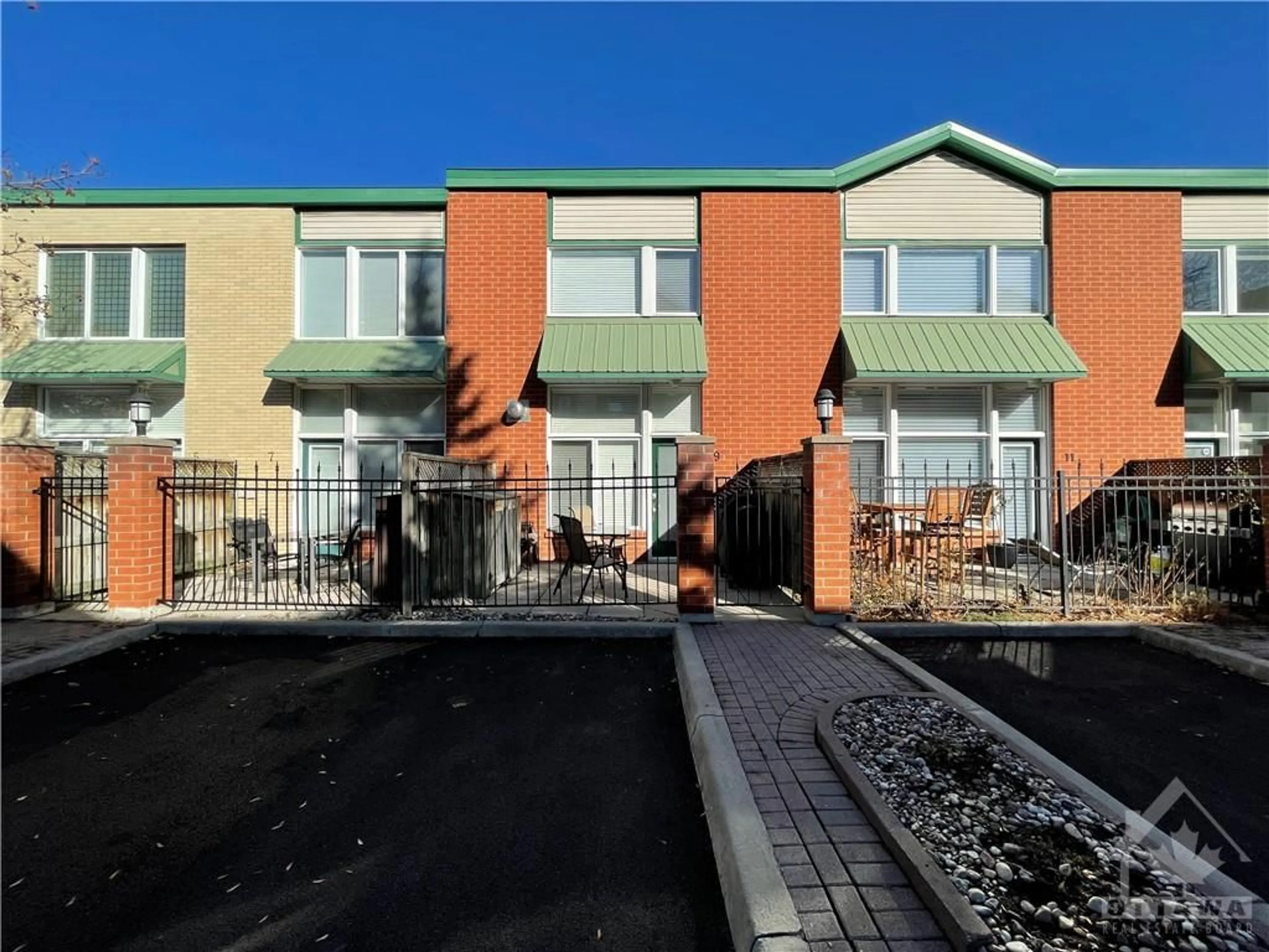 A pic from exterior of the house or condo for 170 CATHCART St #9, Ottawa Ontario K1N 5B9