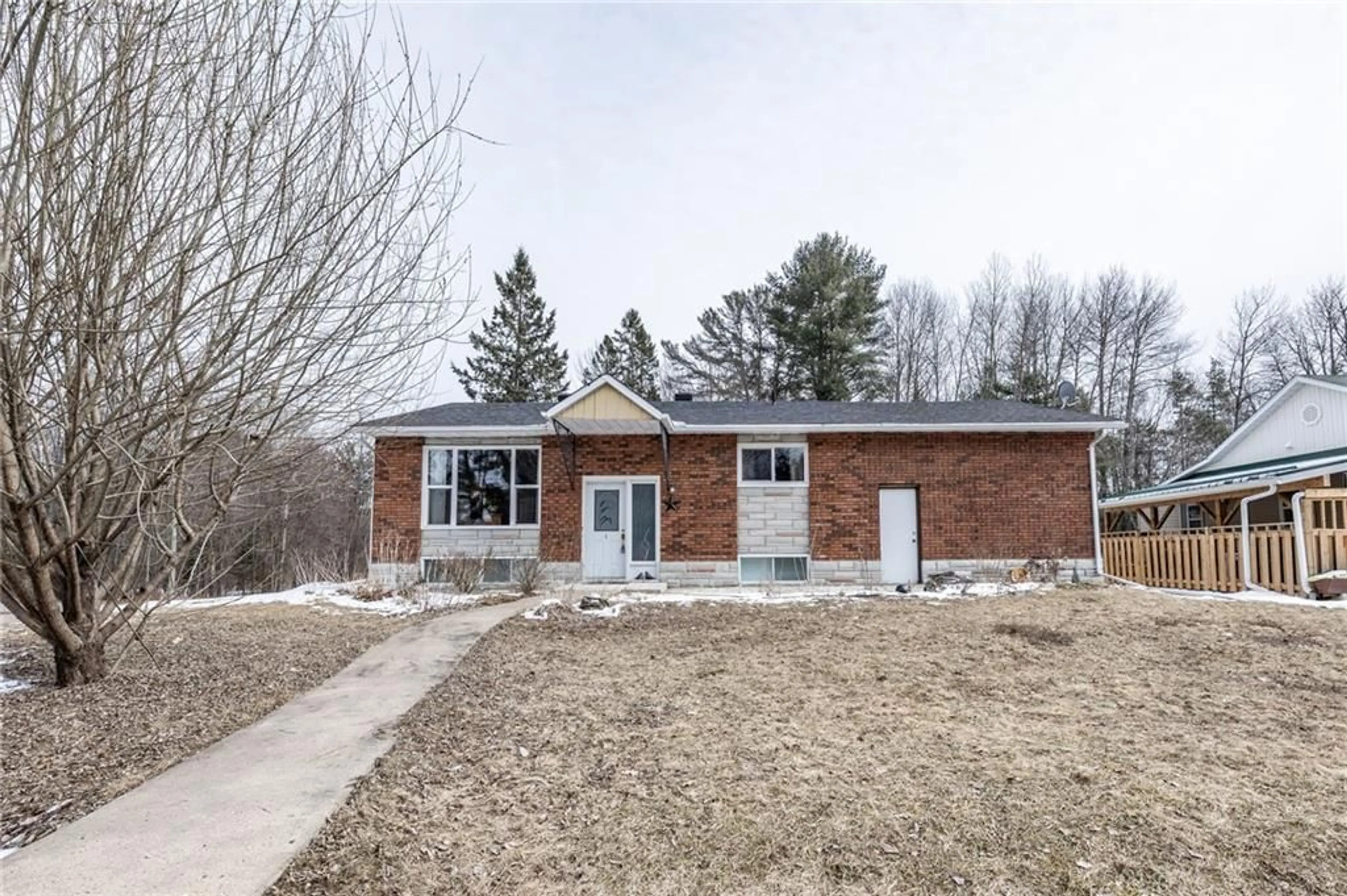 Home with brick exterior material for 1 SUMMER St, Deep River Ontario K0J 1P0