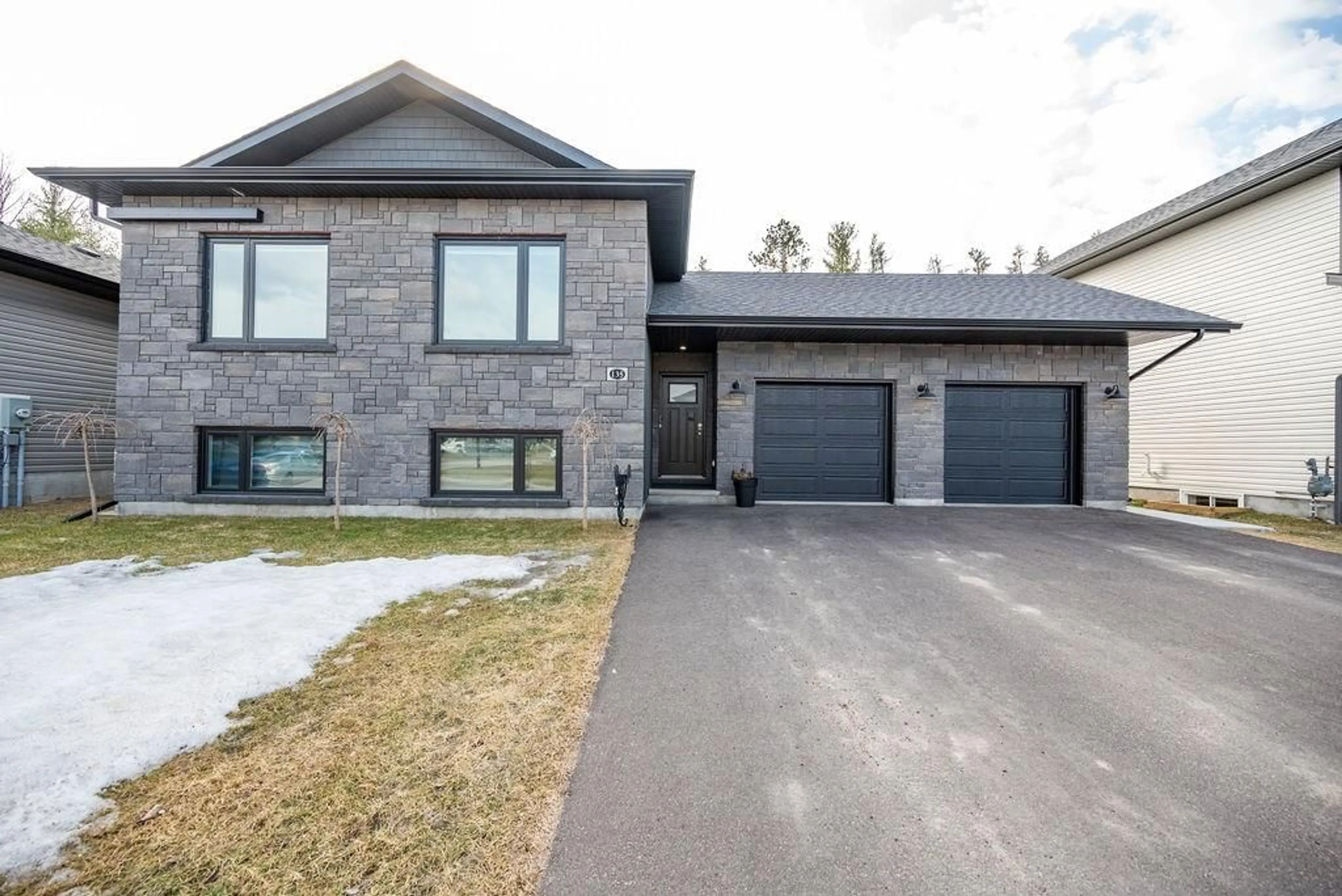 Frontside or backside of a home for 135 CHAD St, Petawawa Ontario K8A 0G9