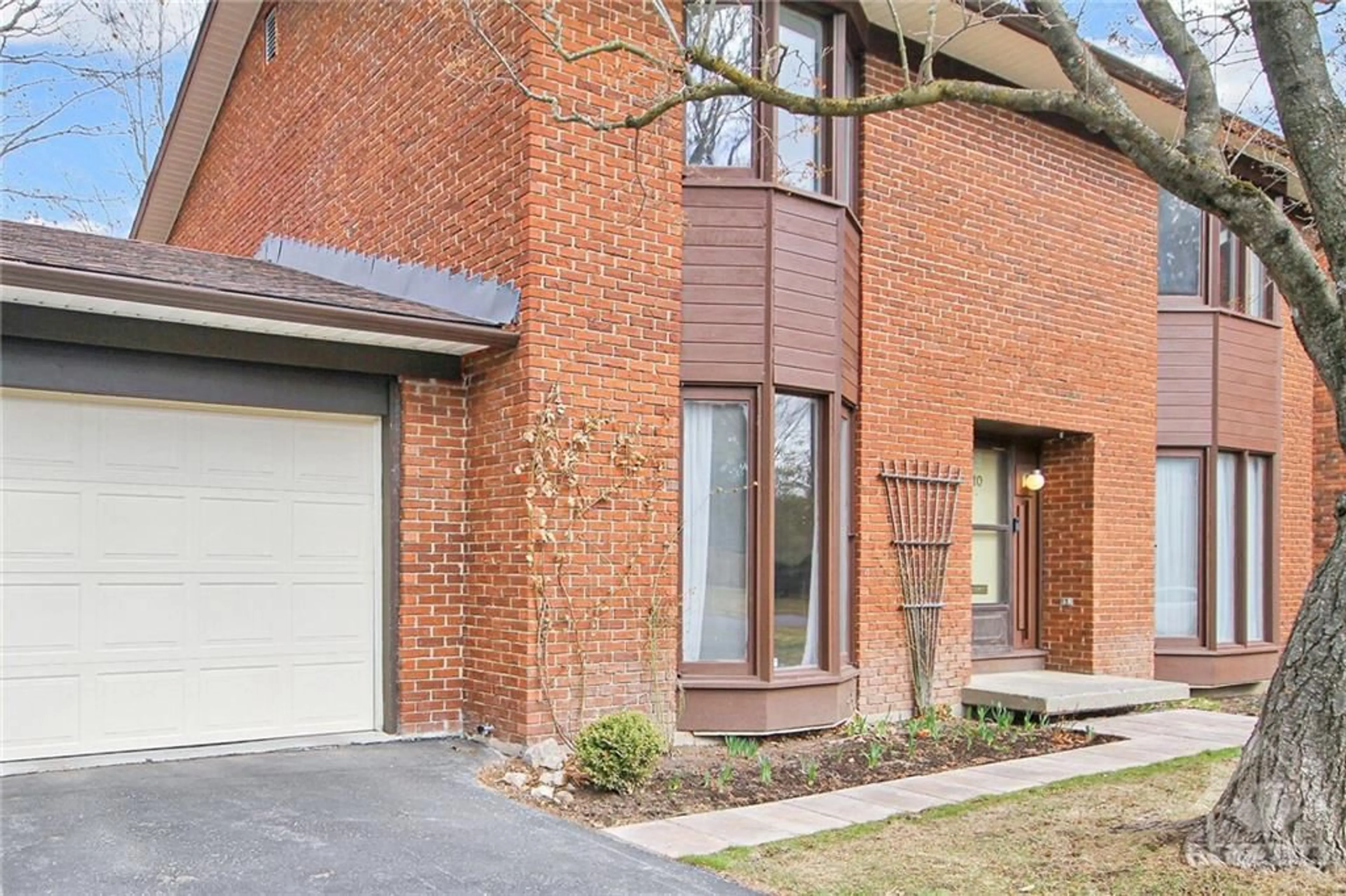 Home with brick exterior material for 10 PENTLAND Cres, Ottawa Ontario K2K 1V5