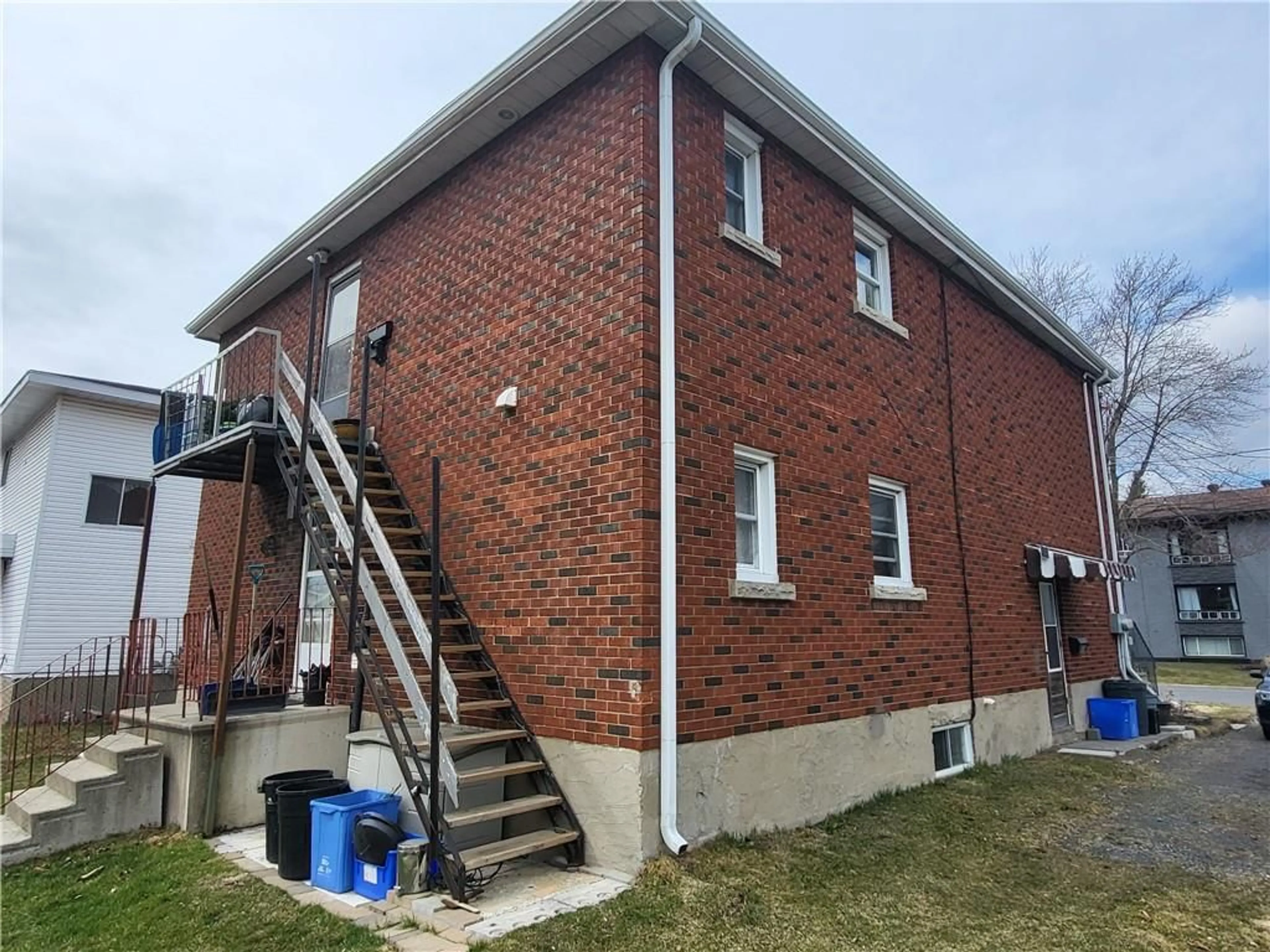 Home with brick exterior material for 460-462 TWELFTH St, Cornwall Ontario K6J 3C9