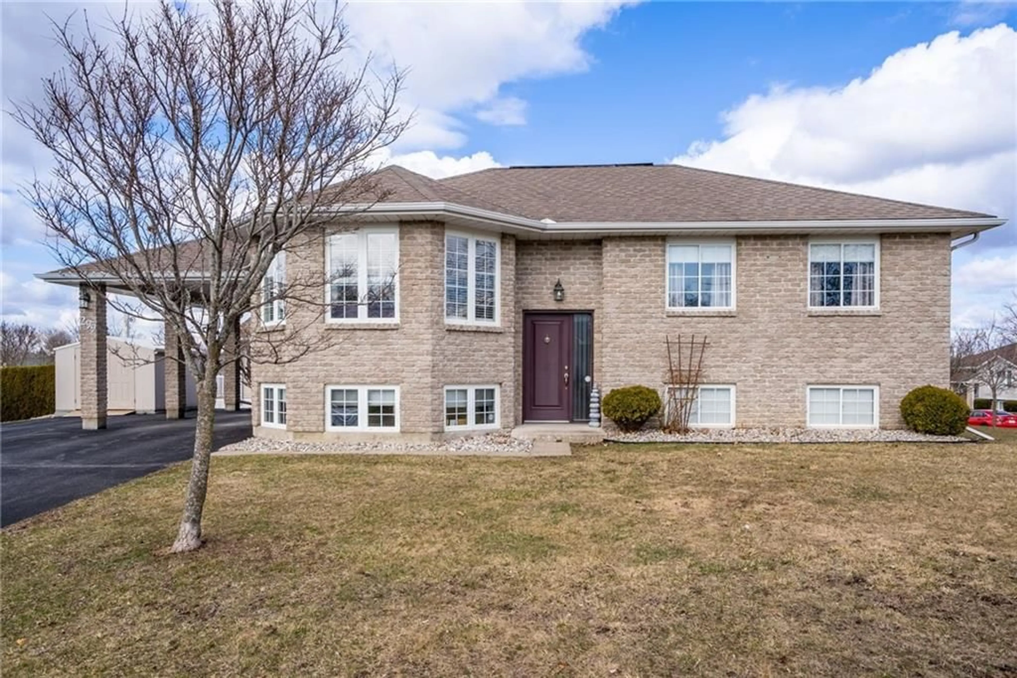 Home with brick exterior material for 299 VALERIE ELIZABETH Crt, Cornwall Ontario K6H 7N5