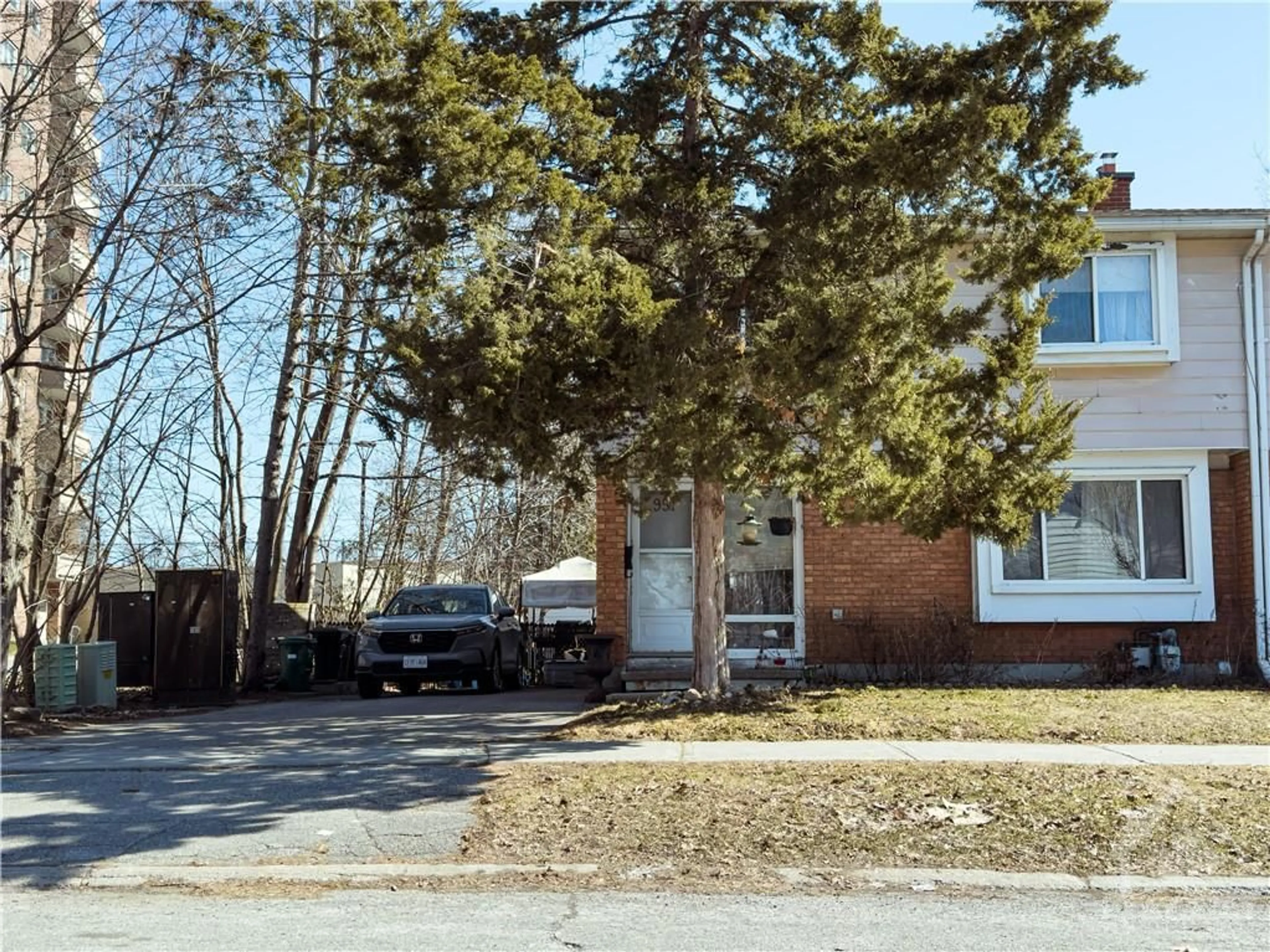 A pic from exterior of the house or condo for 951 ELMSMERE Rd, Ottawa Ontario K1J 8G4