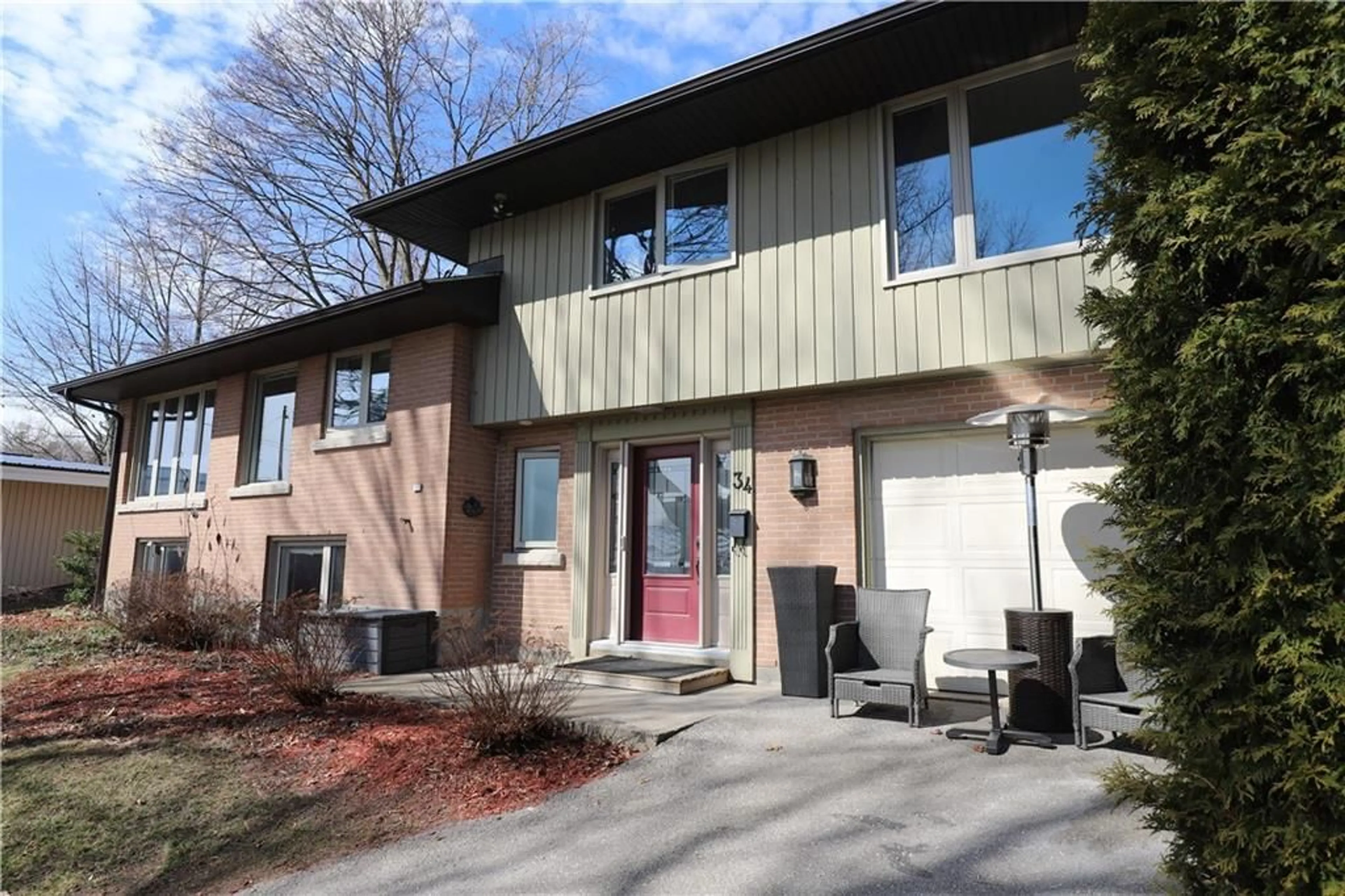 A pic from exterior of the house or condo for 34 RIVERVIEW Dr, Brockville Ontario K6V 2Y6