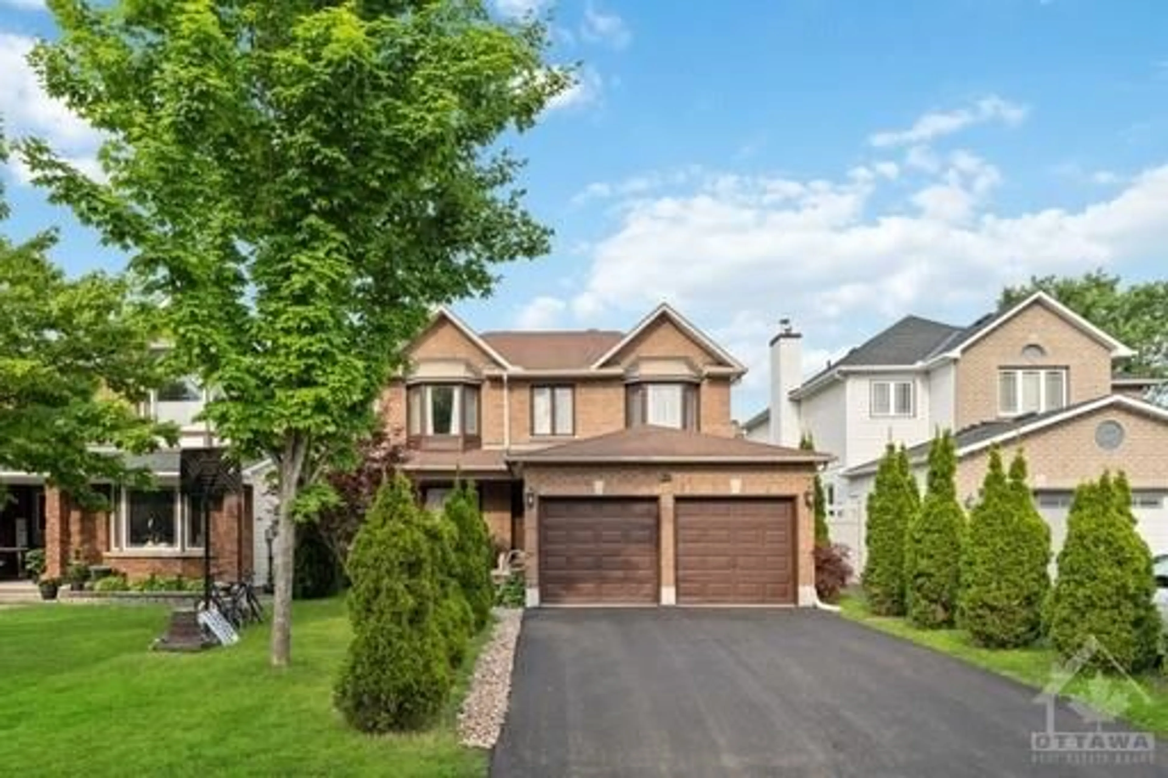 Frontside or backside of a home for 160 SAI Cres, Ottawa Ontario K1G 5P2