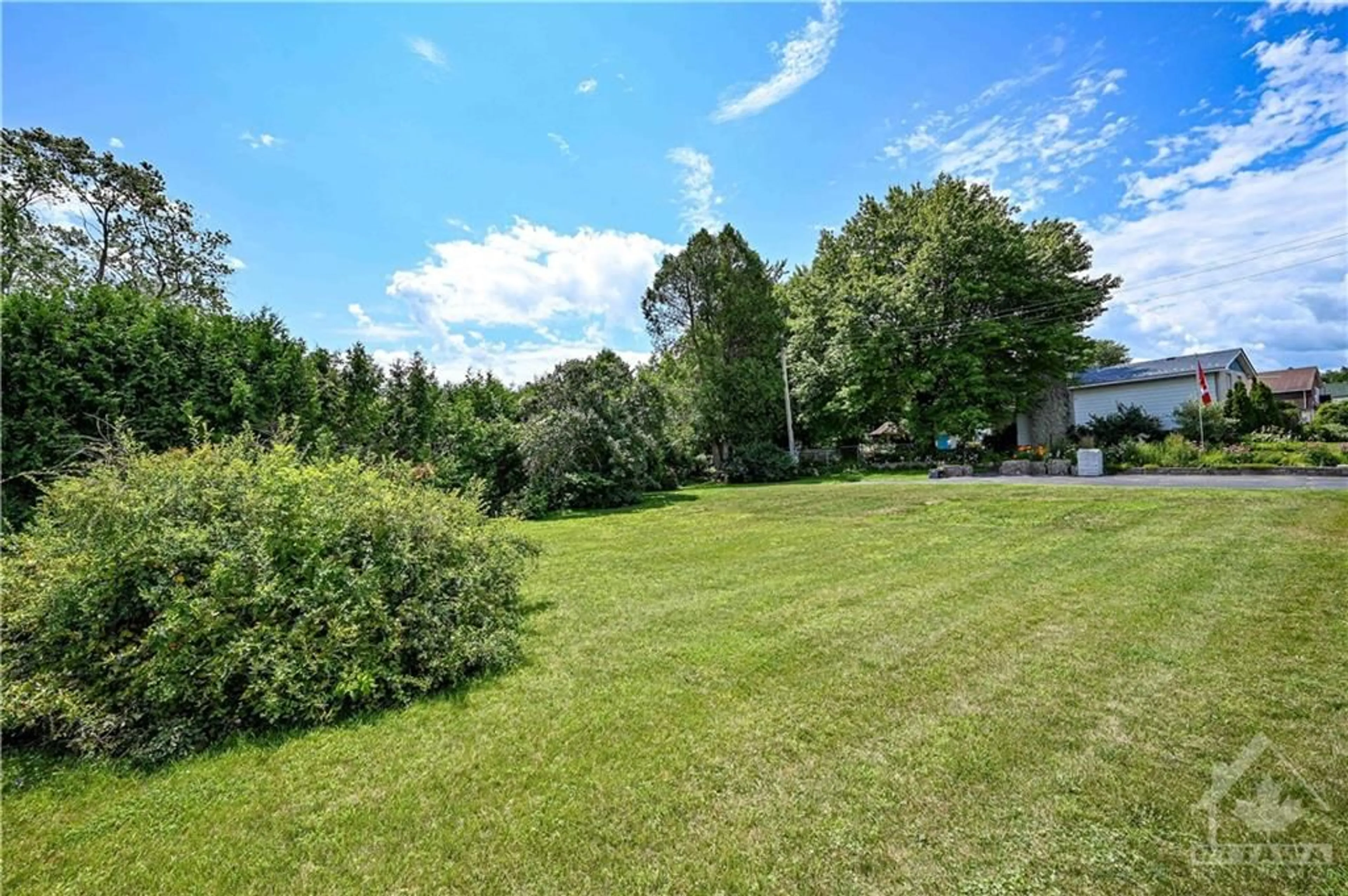 Fenced yard for 220 CASTOR St, Russell Ontario K4R 1E1