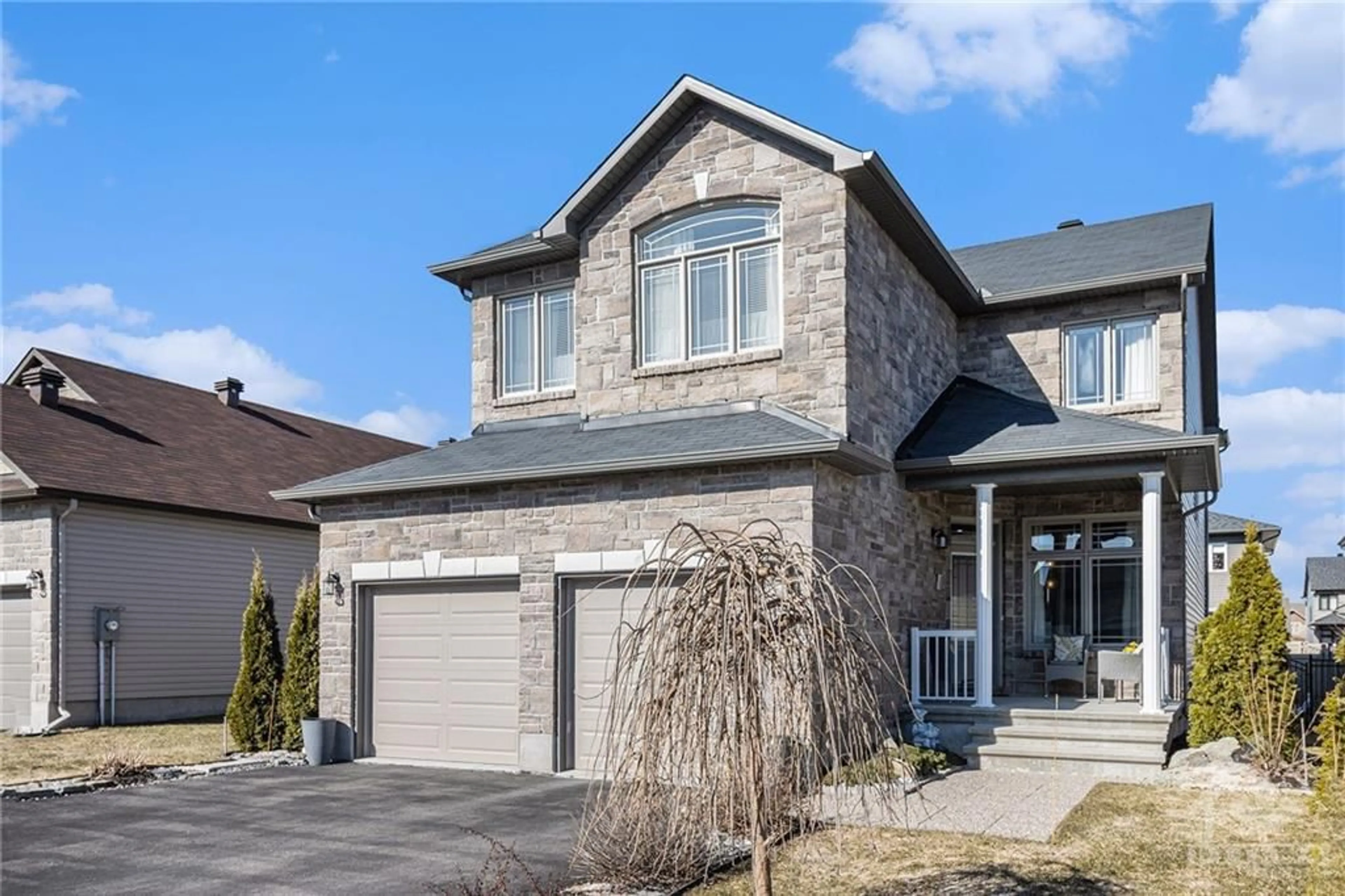 Home with stone exterior material for 820 PLATINUM St, Rockland Ontario K4K 1P6